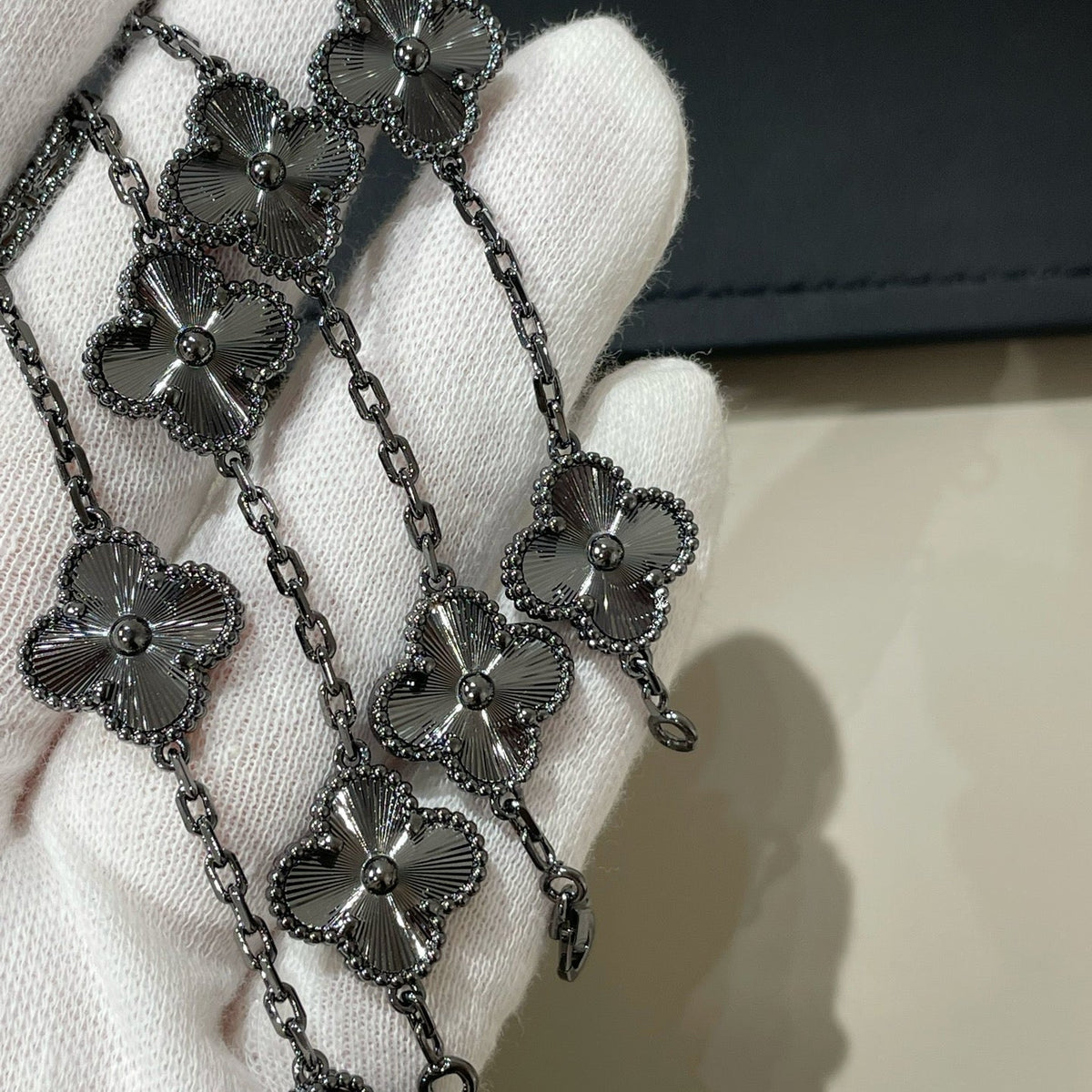[Sophire Jewelry ]CLOVER 5 MOTIF BLACK BRACELET