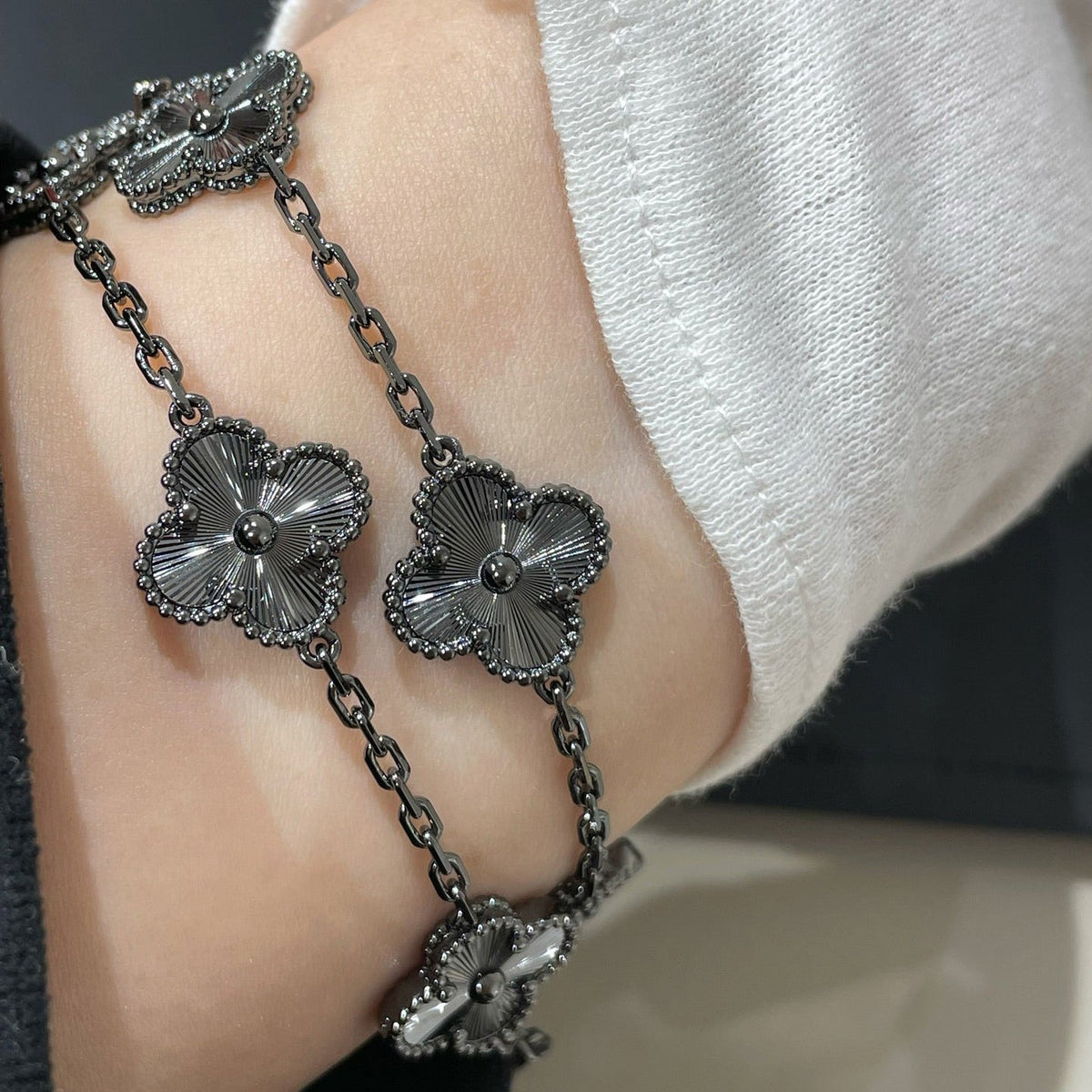 [Sophire Jewelry ]CLOVER 5 MOTIF BLACK BRACELET