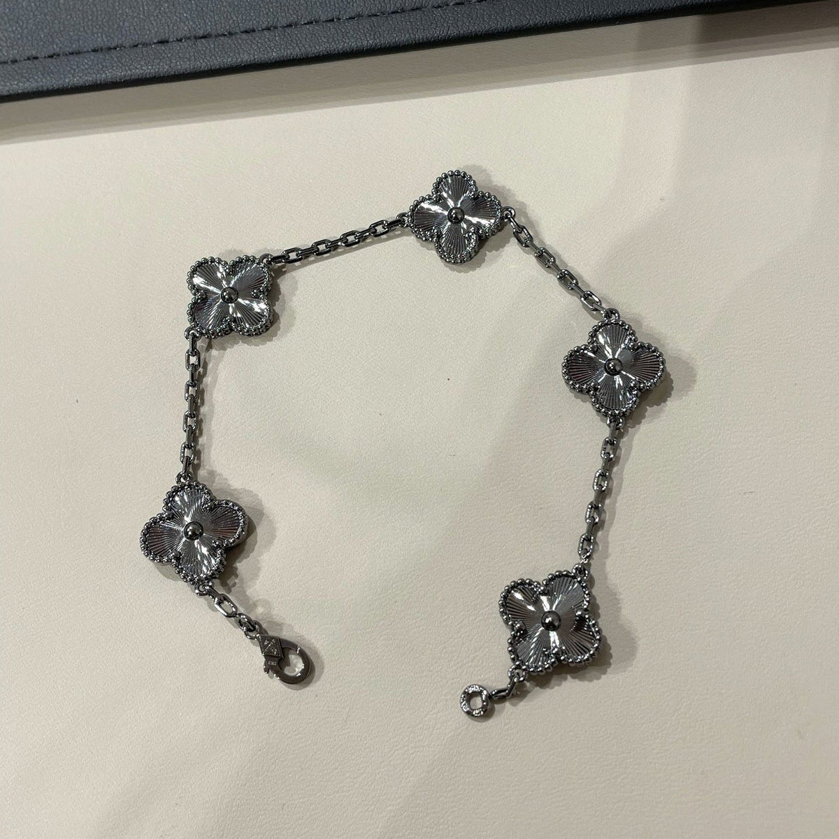[Sophire Jewelry ]CLOVER 5 MOTIF BLACK BRACELET