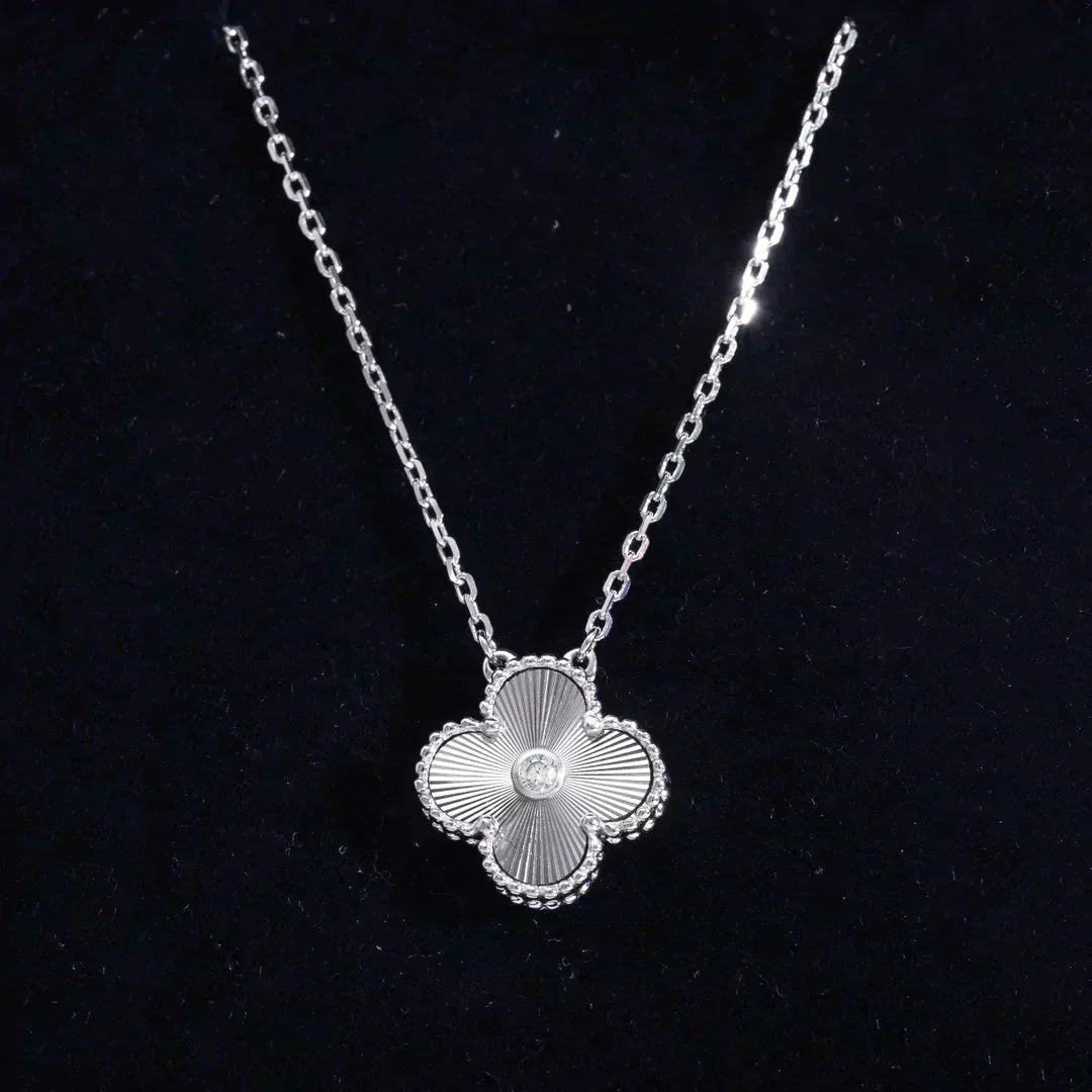 [Sophire Jewelry ]CLOVER  15MM DIAMOND LASER NECKLACE SILVER