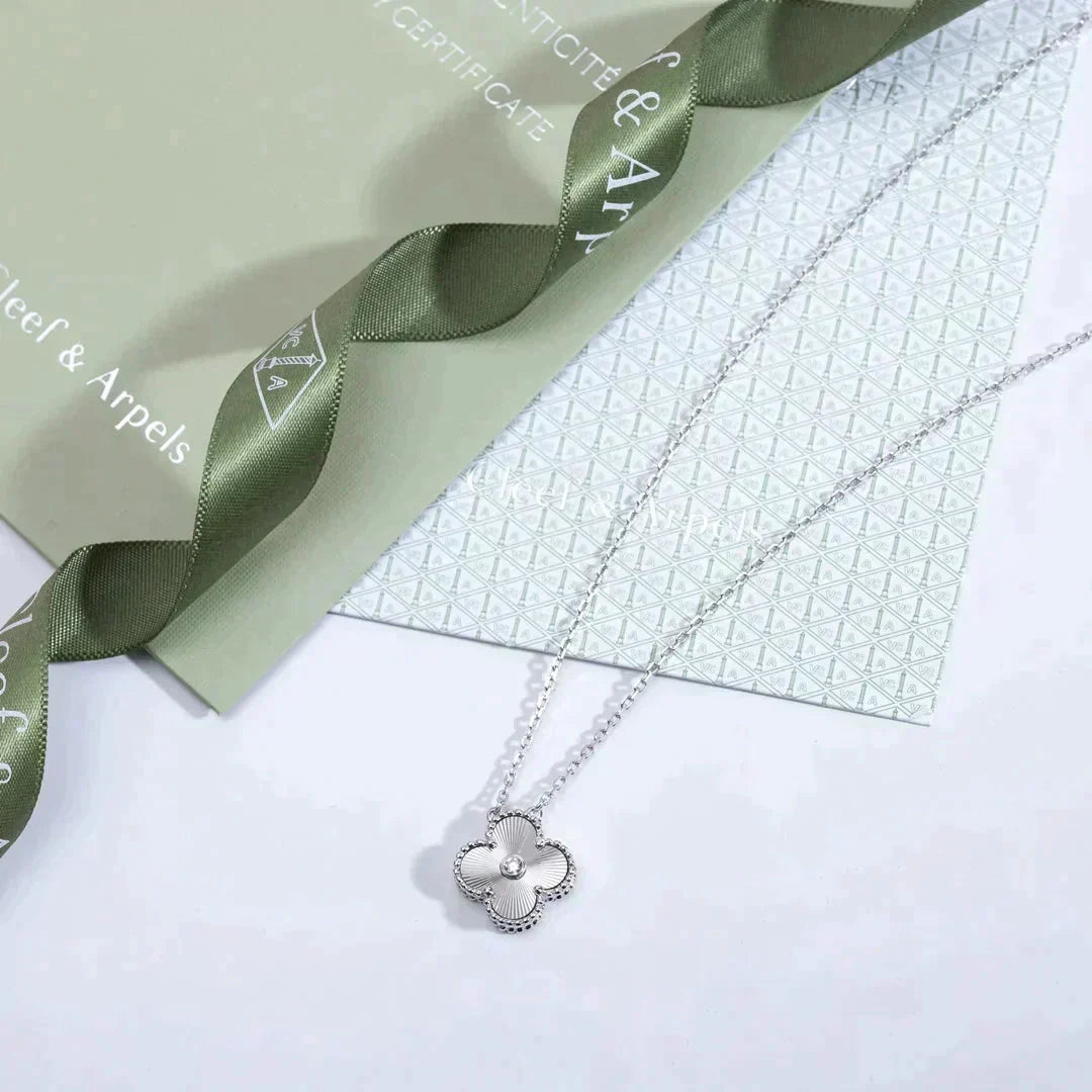 [Sophire Jewelry ]CLOVER  15MM DIAMOND LASER NECKLACE SILVER