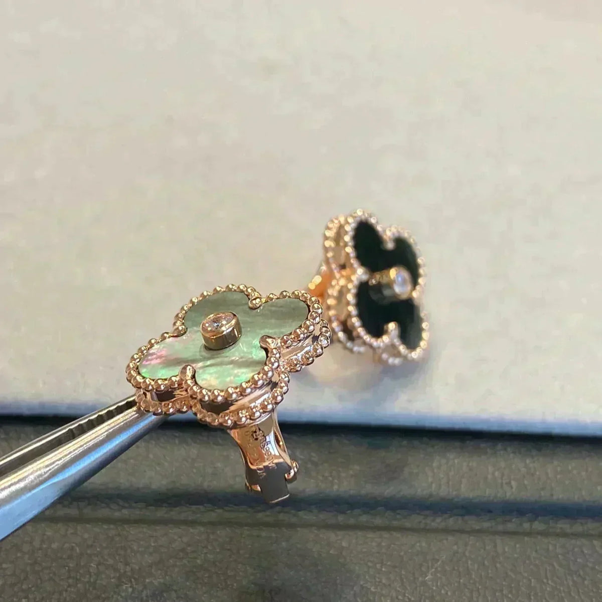 [Sophire Jewelry ]CLOVER MEDIUM 1 MOTIFS GRAY MOP  DIAMOND EARRINGS