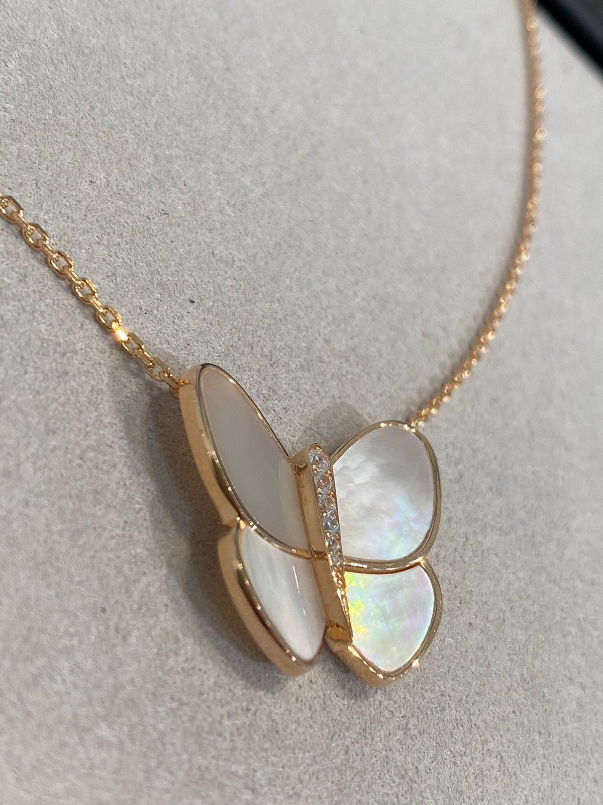 [Sophire Jewelry ]BUTTERFLY GOLD MOP DIAMOND NECKLACE