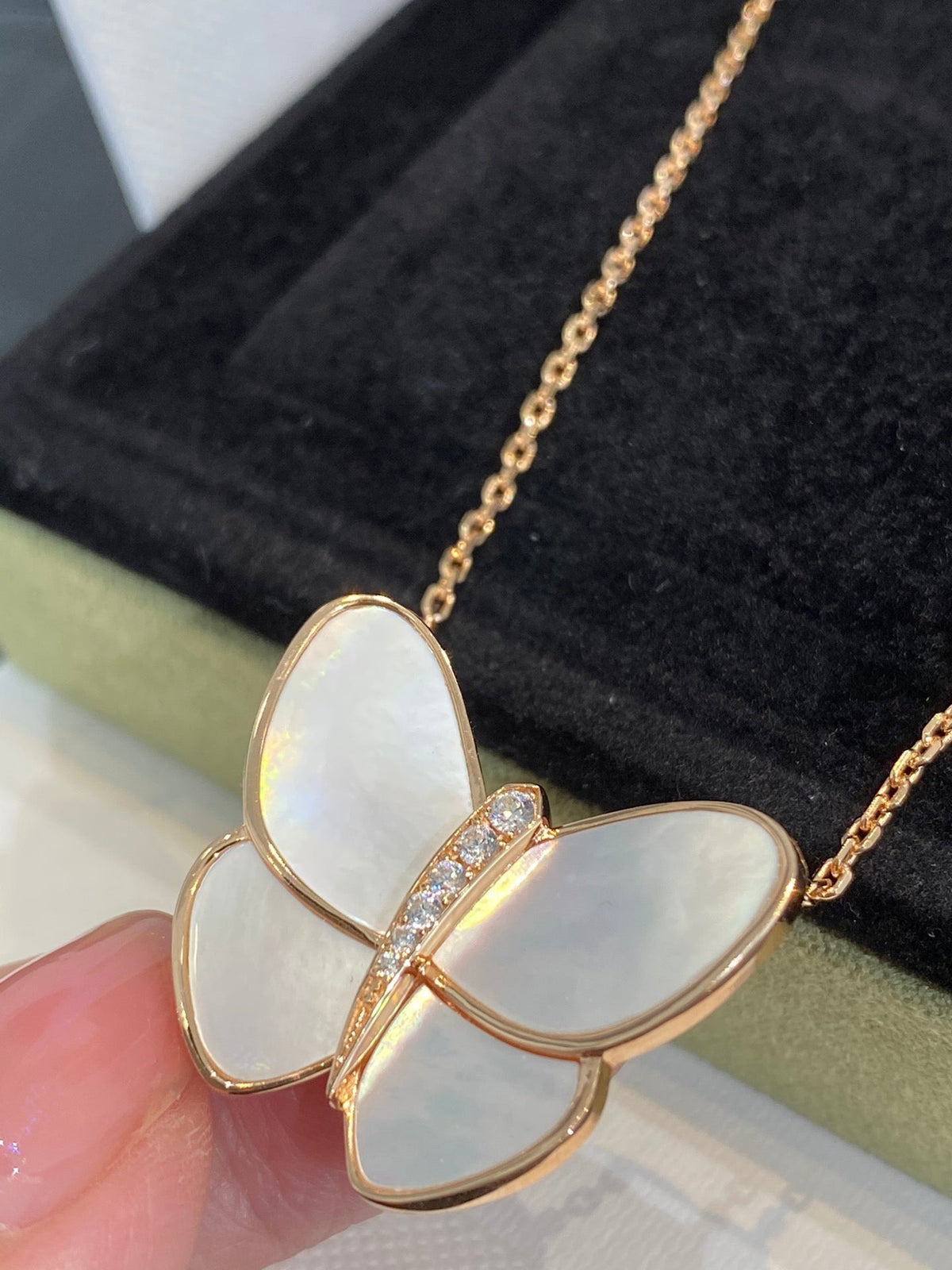 [Sophire Jewelry ]BUTTERFLY GOLD MOP DIAMOND NECKLACE