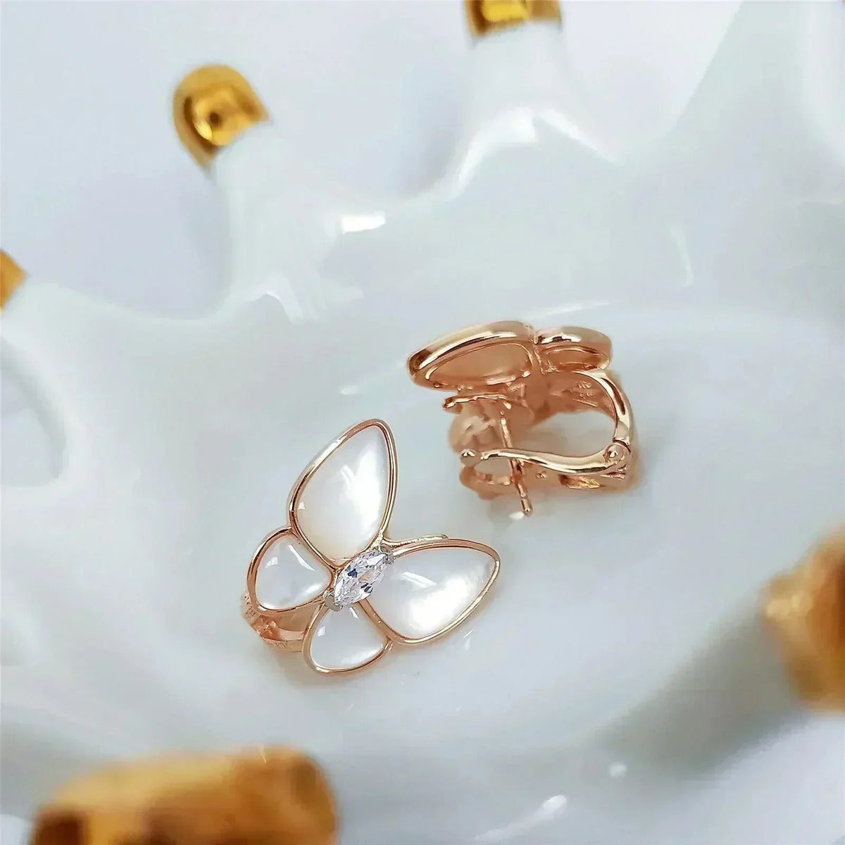[Sophire Jewelry ]BUTTERFLY MOP DIAMOND EARRINGS