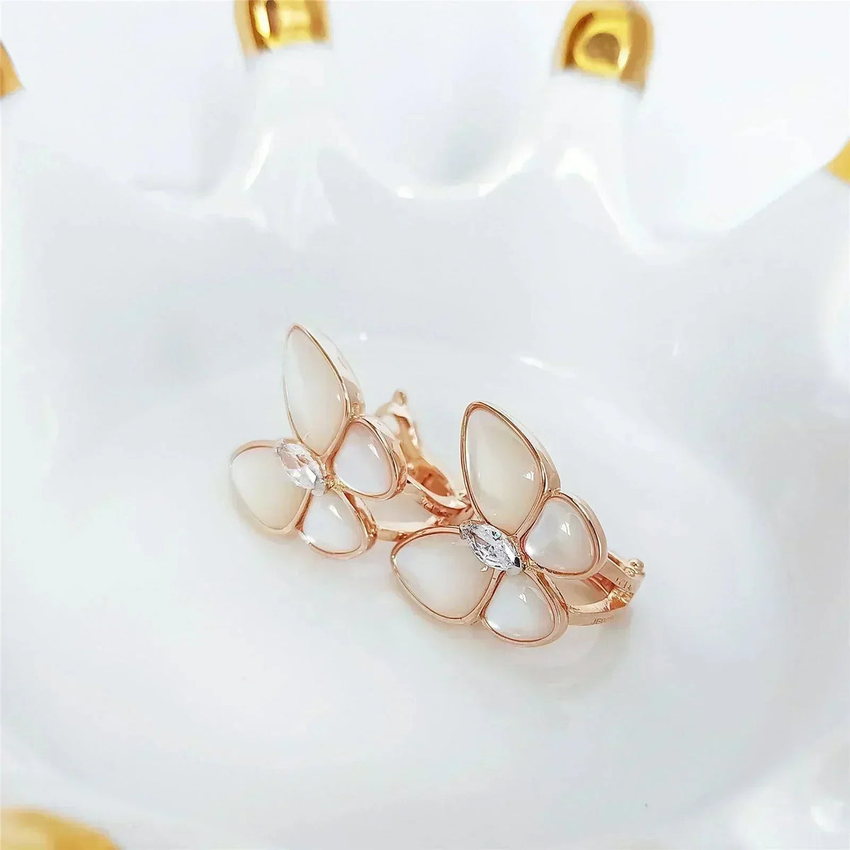 [Sophire Jewelry ]BUTTERFLY MOP DIAMOND EARRINGS
