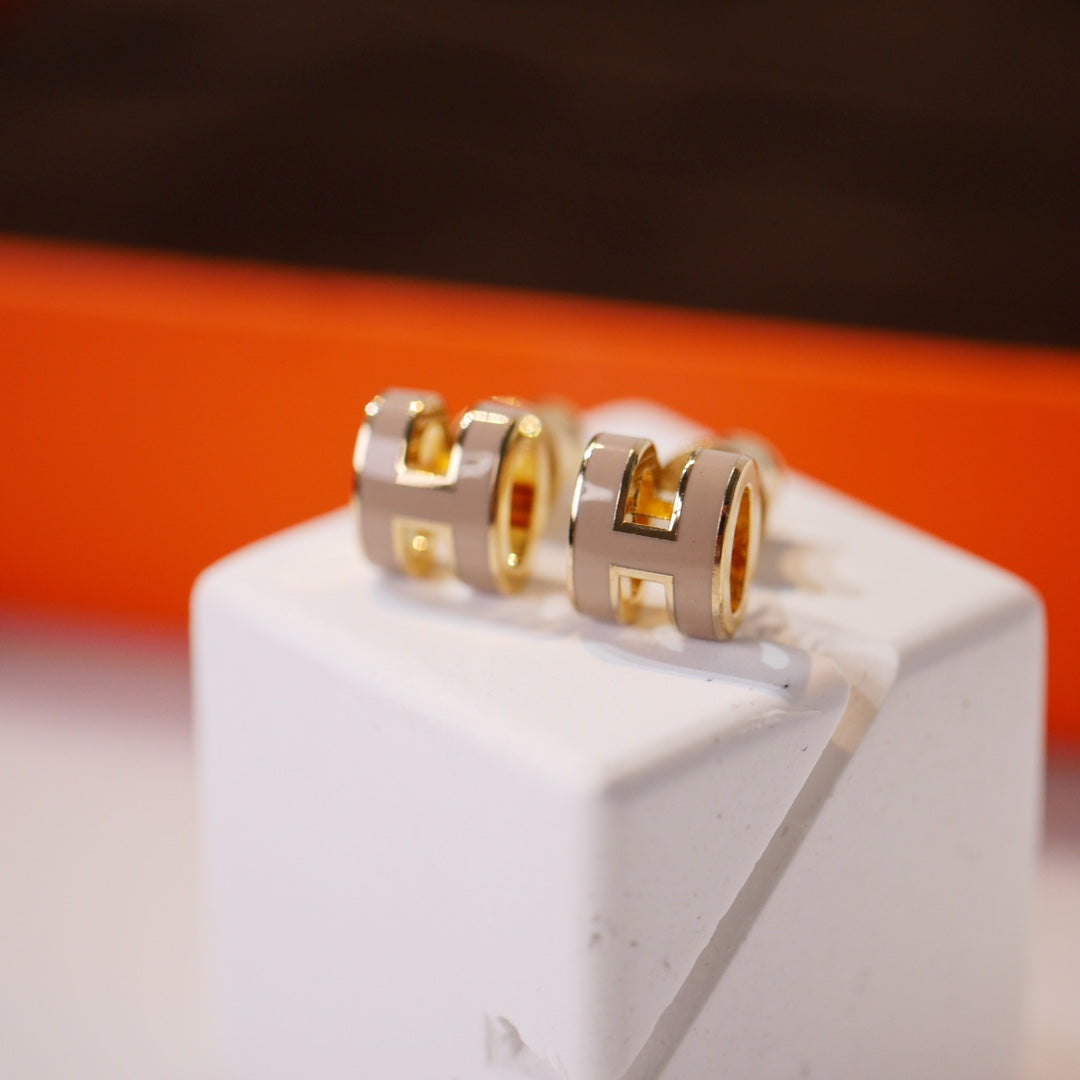 [Sophire Jewelry ]MINI POP H GOLD EARRINGS GREY