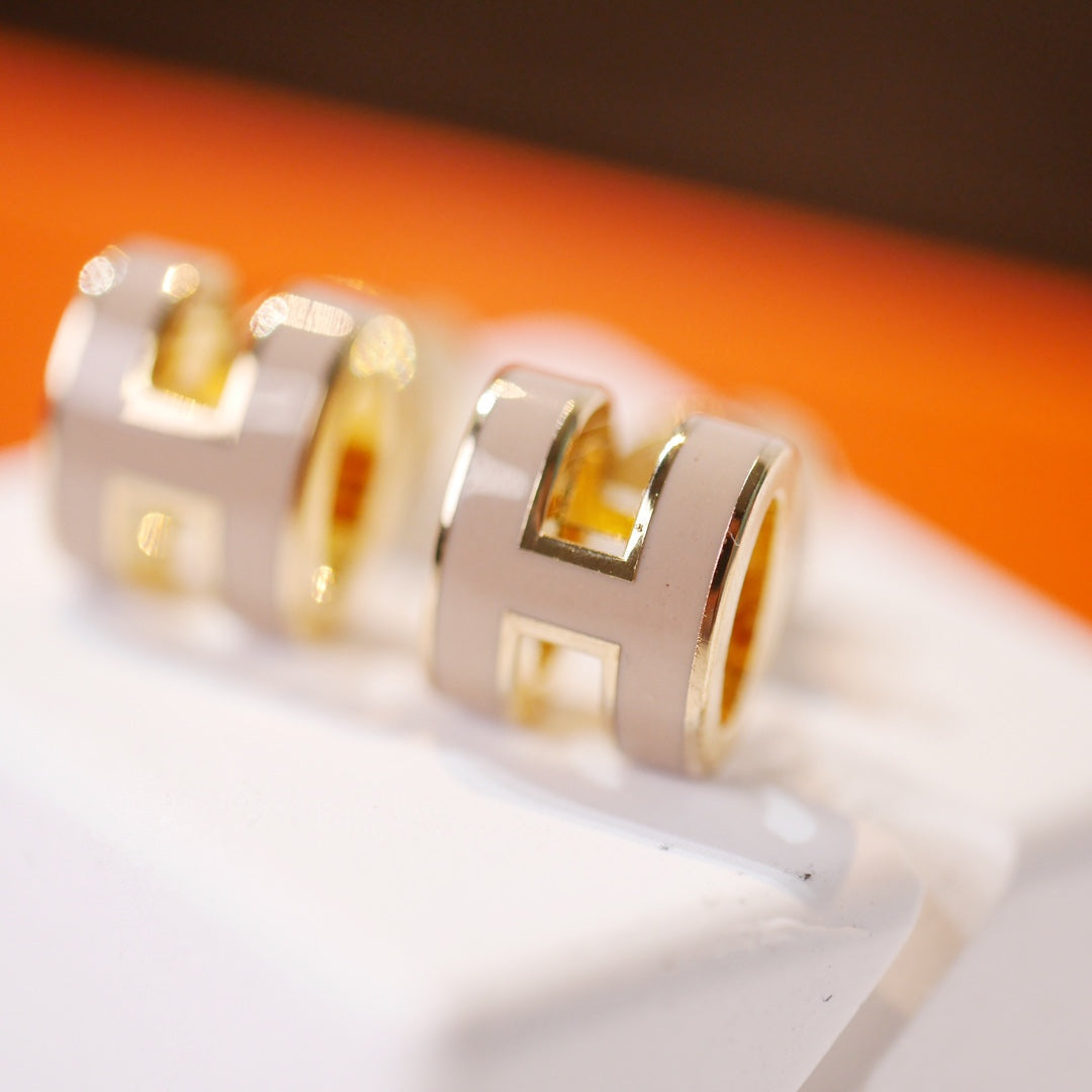 [Sophire Jewelry ]MINI POP H GOLD EARRINGS GREY