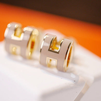 [Sophire Jewelry ]MINI POP H GOLD EARRINGS GREY