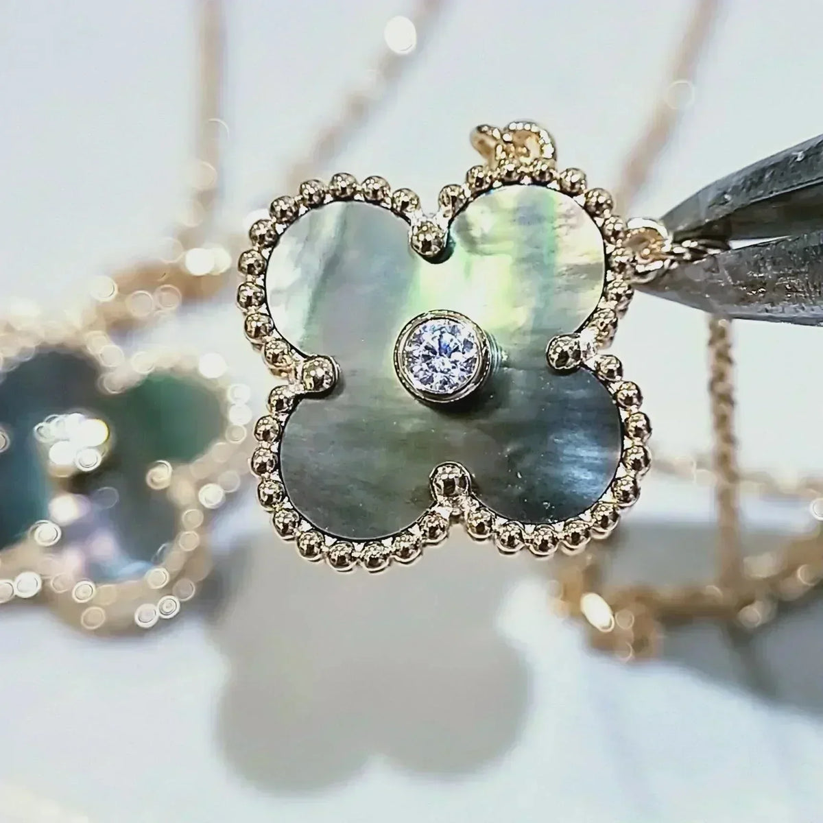[Sophire Jewelry ]CLOVER 15MM DIAMOND AND MOTHER-OF-GREY NECKLACE