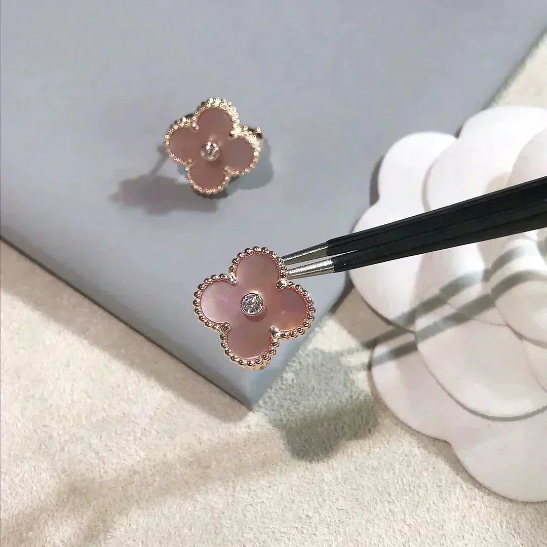 [Sophire Jewelry ]CLOVER MEDIUM 1 MOTIFS  PINK MOP DIAMOND EARRINGS