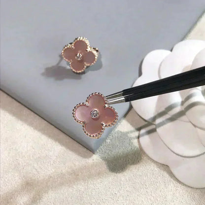 [Sophire Jewelry ]CLOVER MEDIUM 1 MOTIFS  PINK MOP DIAMOND EARRINGS