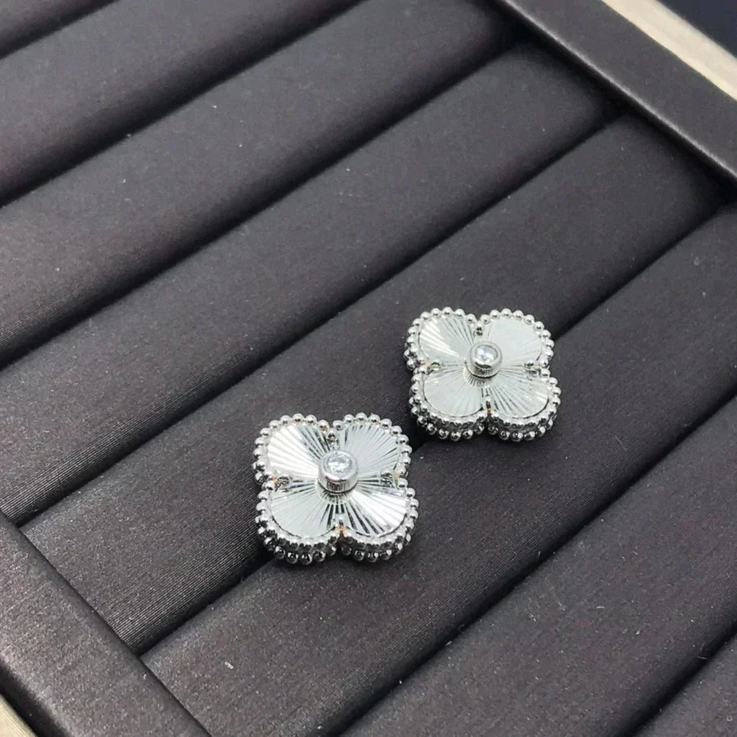 [Sophire Jewelry ]CLOVER MINI 9.5MM LASER EARRINGS