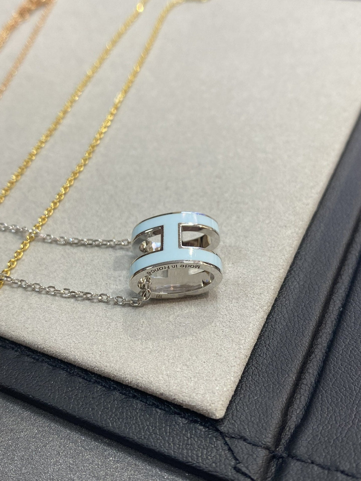 [Sophire Jewelry ]POP H LIGHT BLUE NECKLACE