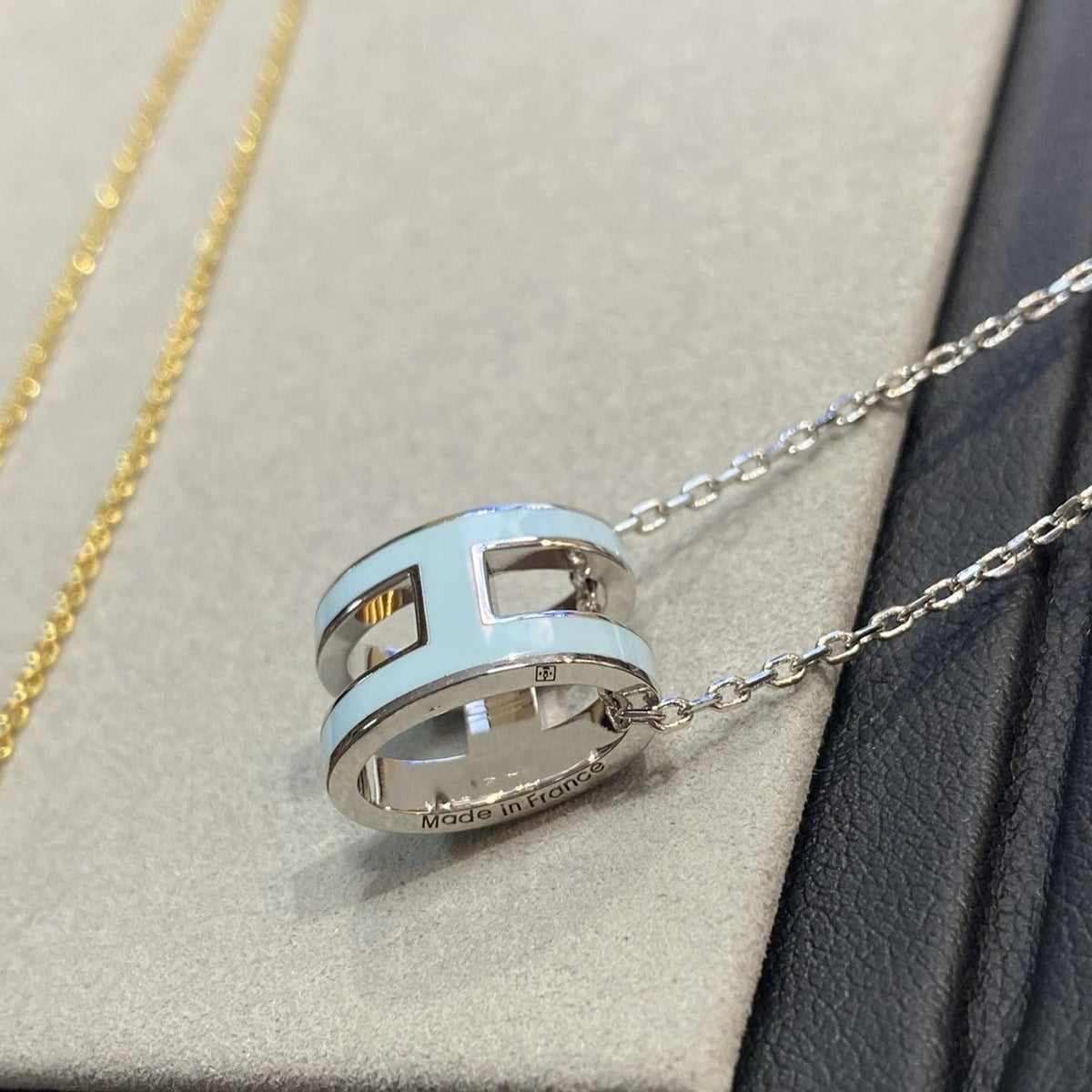 [Sophire Jewelry ]POP H LIGHT BLUE NECKLACE