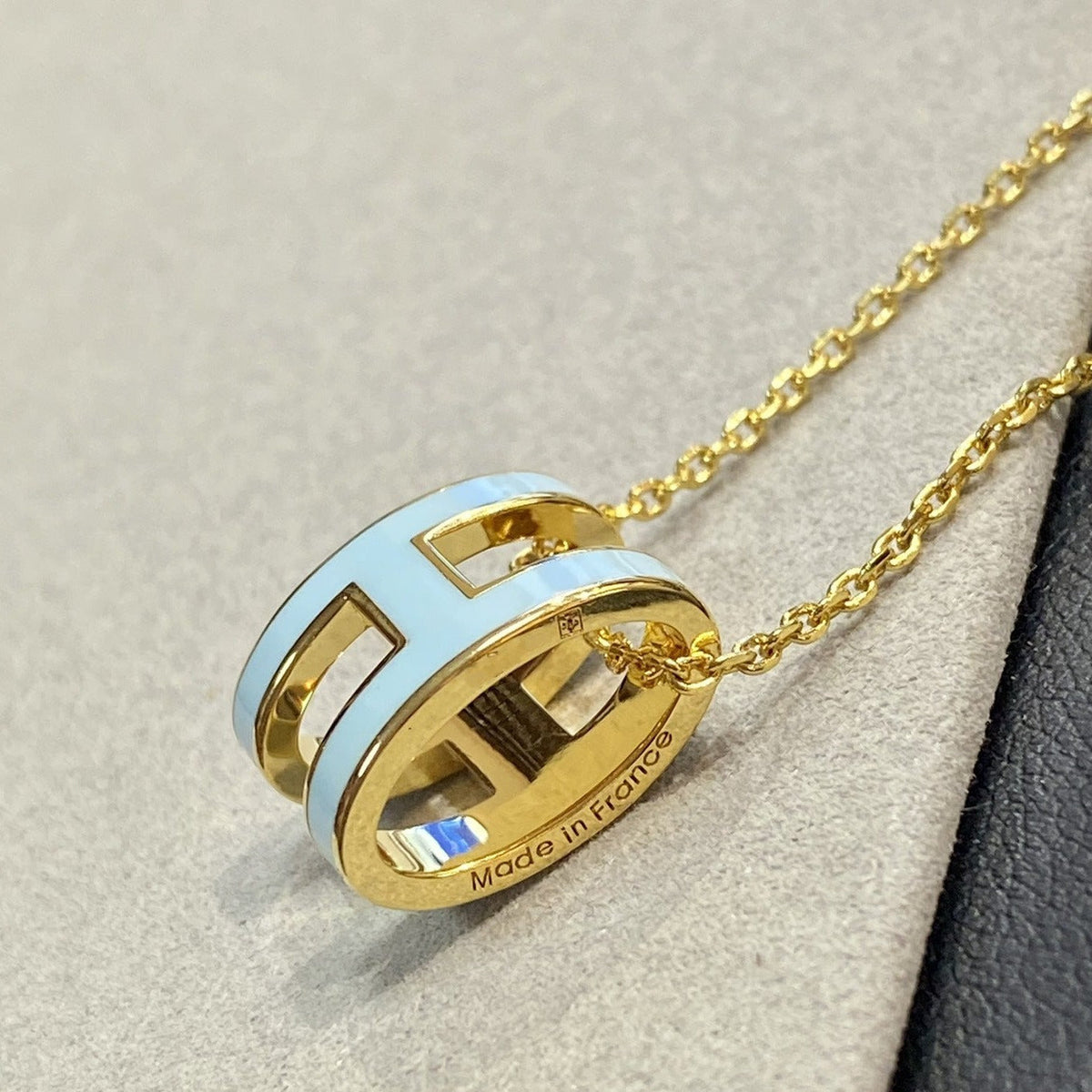 [Sophire Jewelry ]POP H LIGHT BLUE NECKLACE