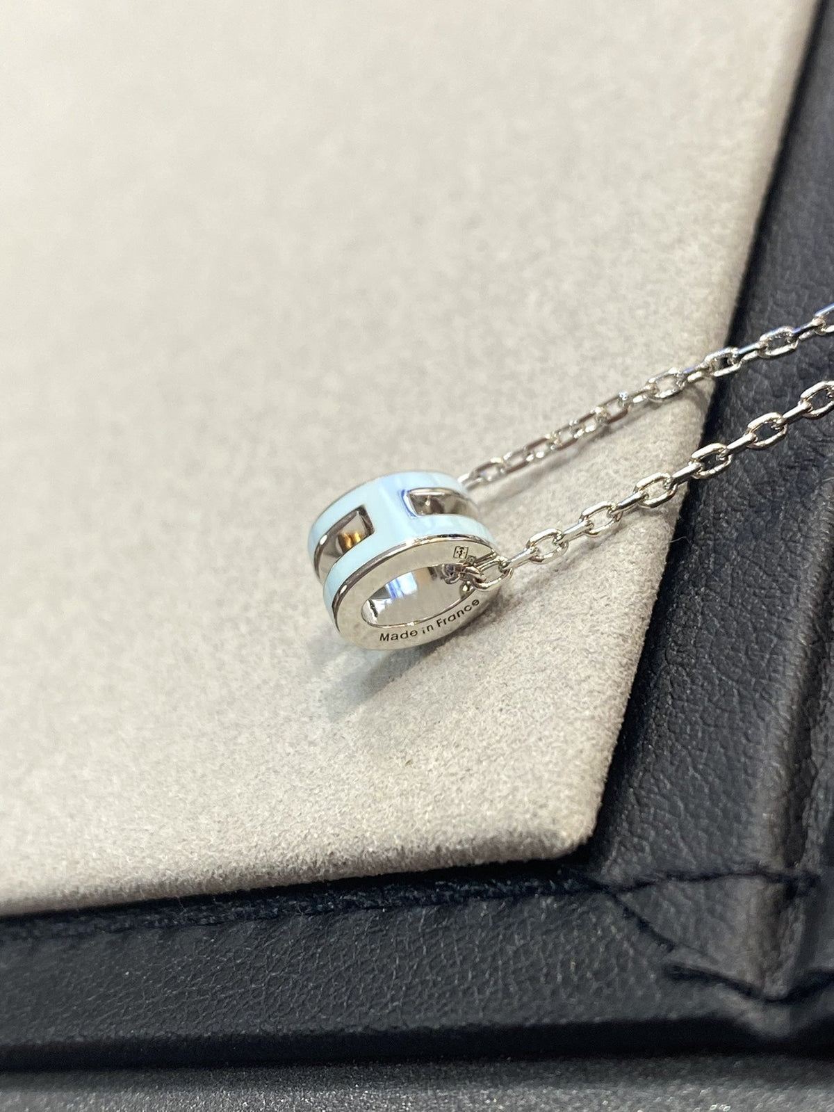 [Sophire Jewelry ]POP H LIGHT BLUE NECKLACE