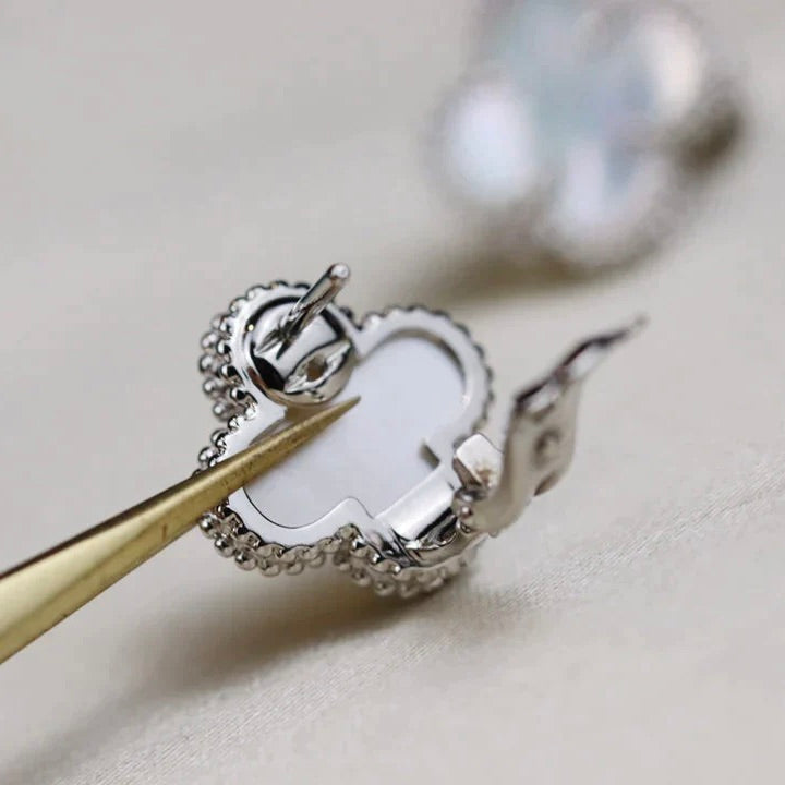 [Sophire Jewelry ]CLOVER MEDIUM 1 MOTIFS  WHITE MOP EARRINGS SILVER