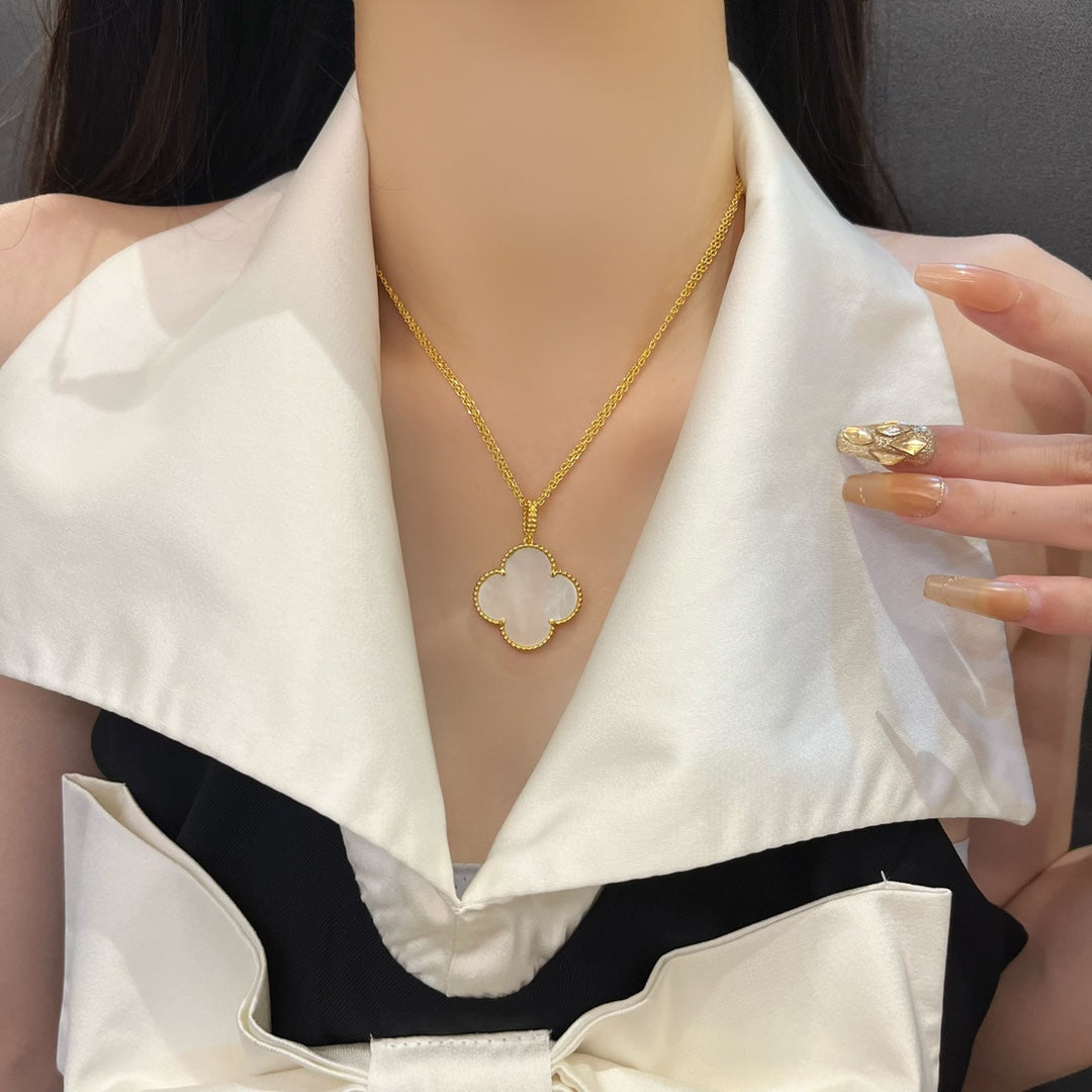 [Sophire Jewelry ]CLOVER 25MM MOP LARGE PENDANT NECKLACE