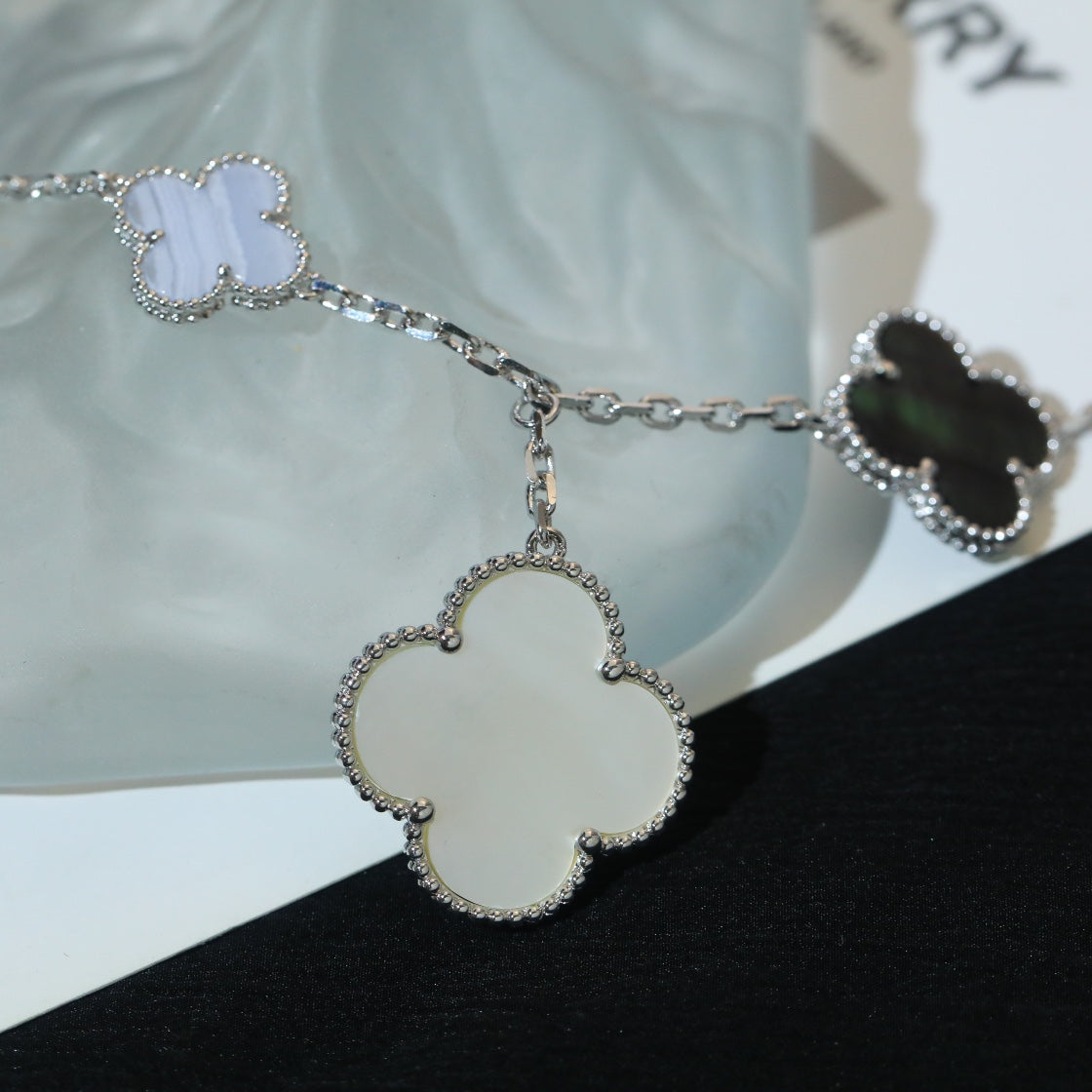 [Sophire Jewelry ]CLOVER BRACELET 5 MOTIFS MOP CHALCEDONY SILVER