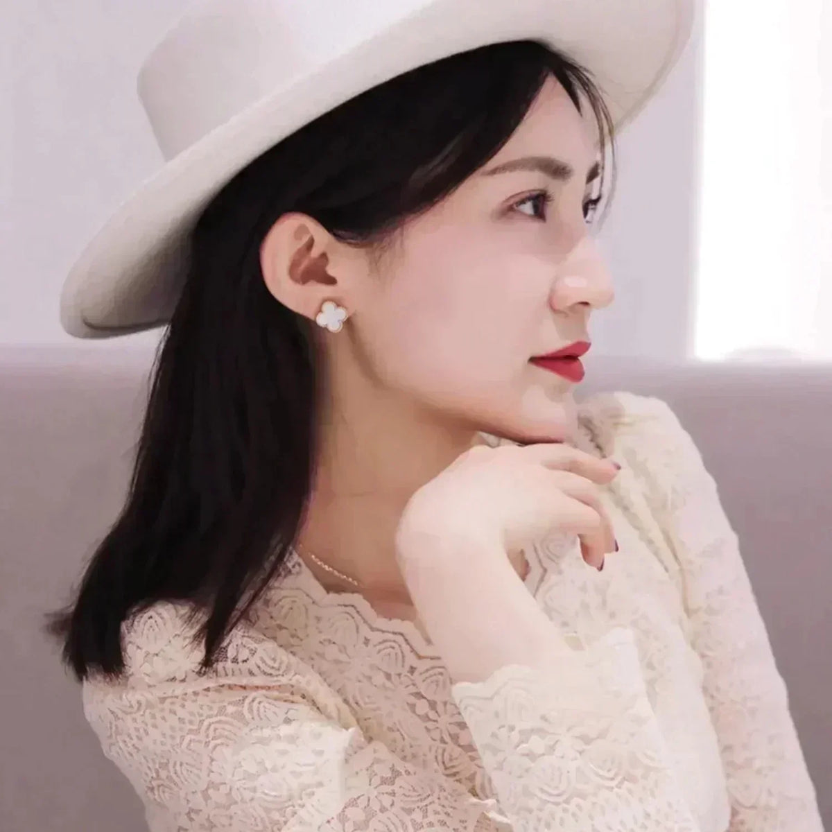 [Sophire Jewelry ]CLOVER MEDIUM 1 MOTIFS  WHITE MOP STUD EARRINGS
