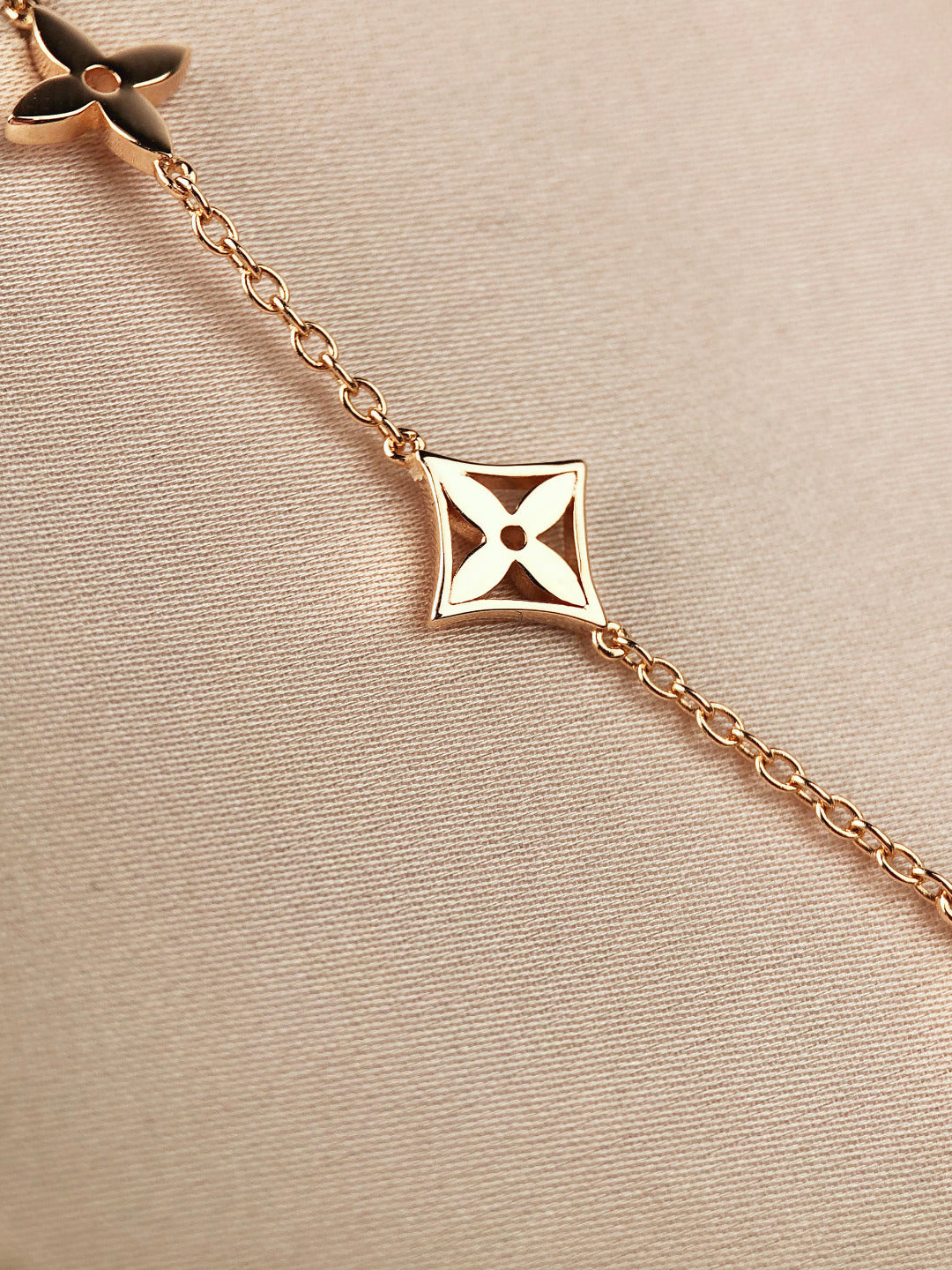 [Sophire Jewelry ]STAR AND SUN 7 MOTIFS GOLD BRACELET