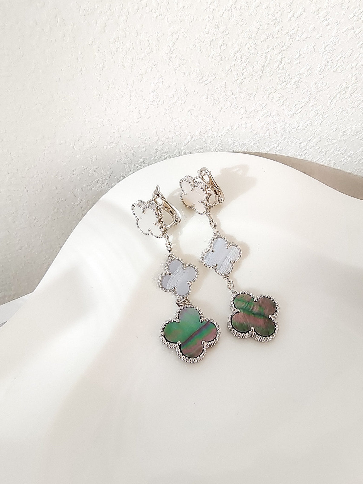 [Sophire Jewelry ]CLOVER 3 MOTIFS CHALCEDONY DARK MOP SILVER EARRINGS