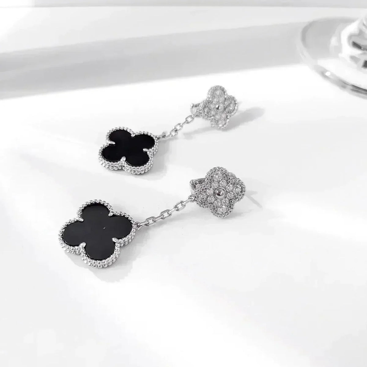 [Sophire Jewelry ]CLOVER 2 MOTIFS  DIAMOND ONYX EARRINGS SILVER
