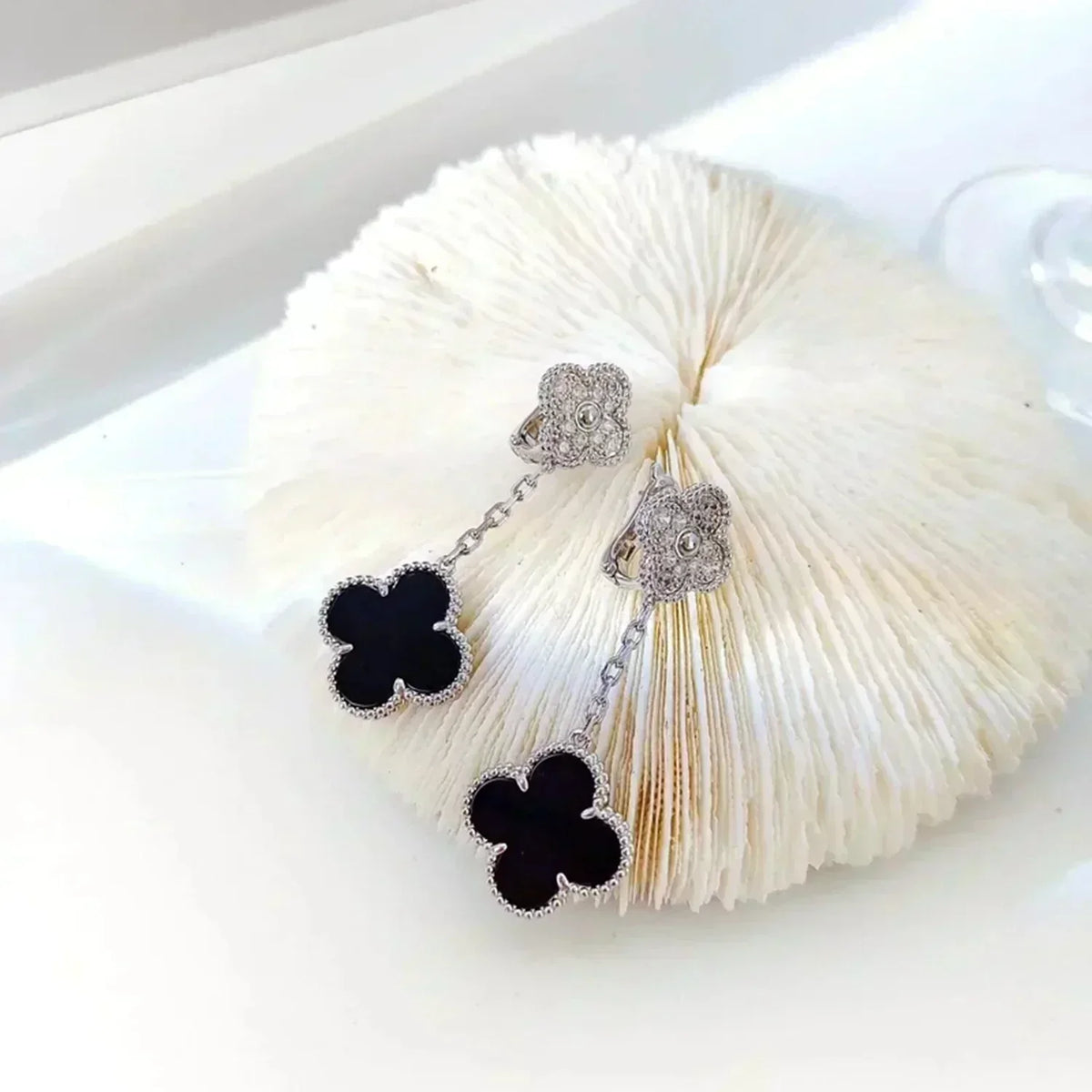 [Sophire Jewelry ]CLOVER 2 MOTIFS  DIAMOND ONYX EARRINGS SILVER