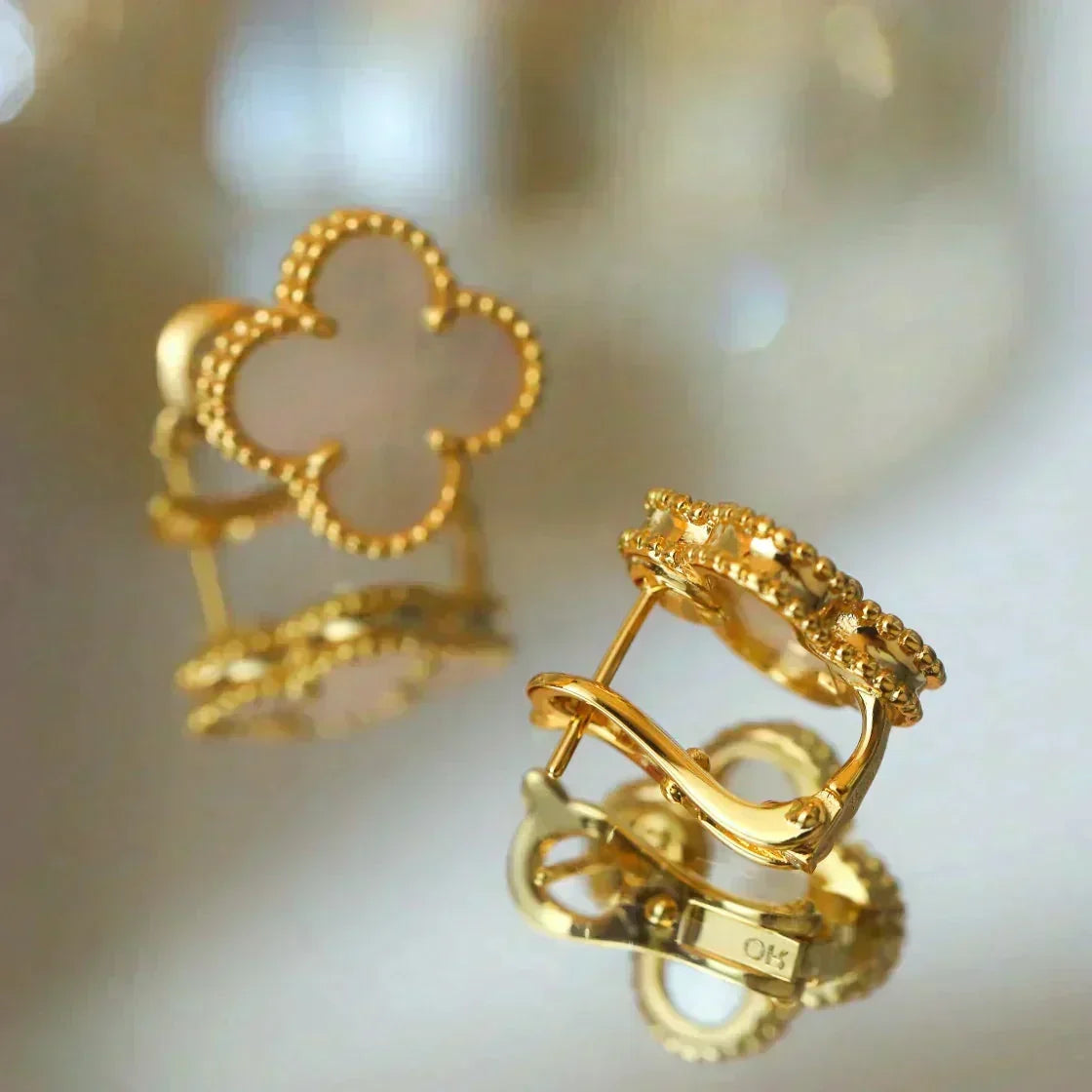 [Sophire Jewelry ]CLOVER MEDIUM 1 MOTIFS  WHITE MOP STUD EARRINGS