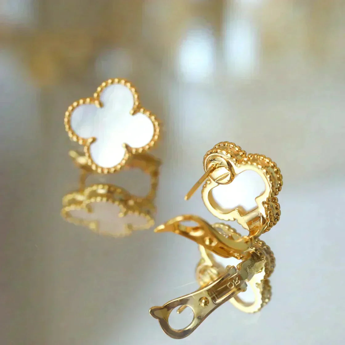 [Sophire Jewelry ]CLOVER MEDIUM 1 MOTIFS  WHITE MOP STUD EARRINGS