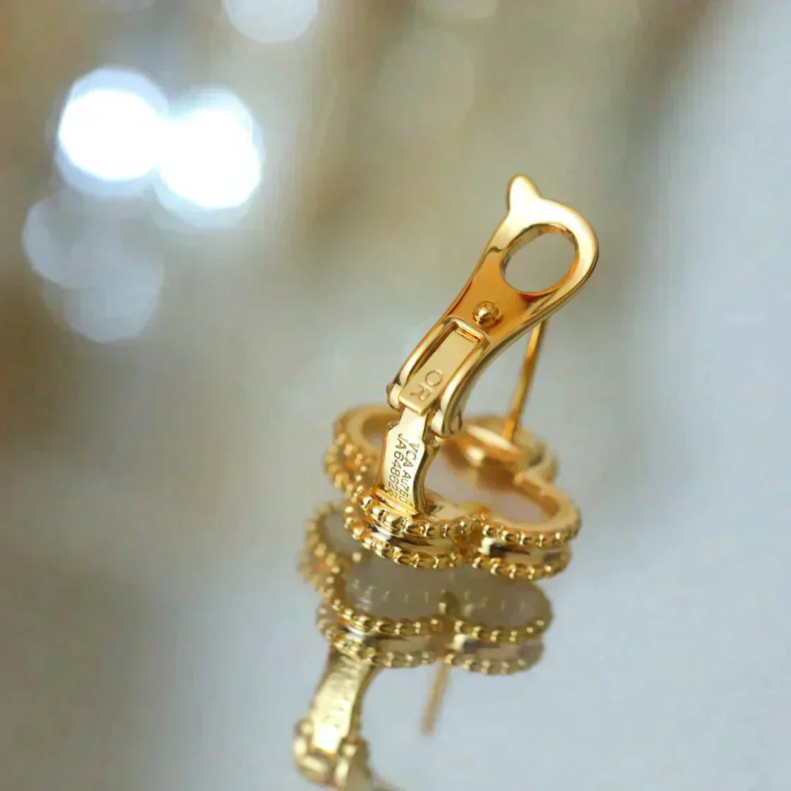 [Sophire Jewelry ]CLOVER MEDIUM 1 MOTIFS  WHITE MOP STUD EARRINGS