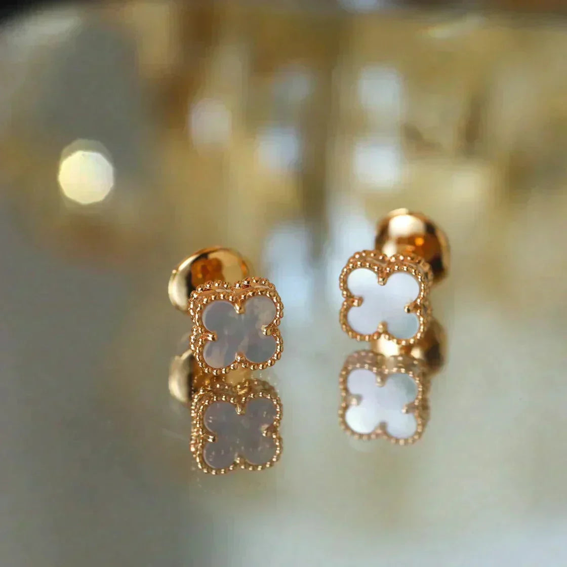 [Sophire Jewelry ]CLOVER MINI 9.5MM WHITE MOP EARRINGS