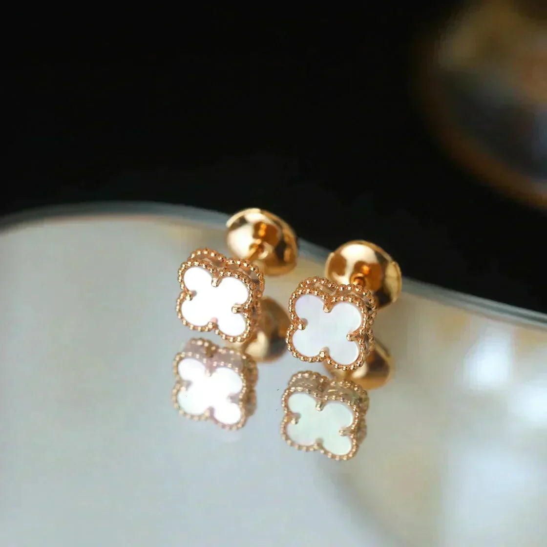 [Sophire Jewelry ]CLOVER MINI 9.5MM WHITE MOP EARRINGS