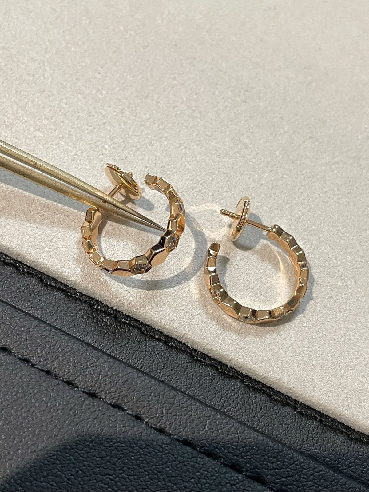 [Sophire Jewelry ]Hollow Design Four-Leaf Clover Flower Shape Earrings