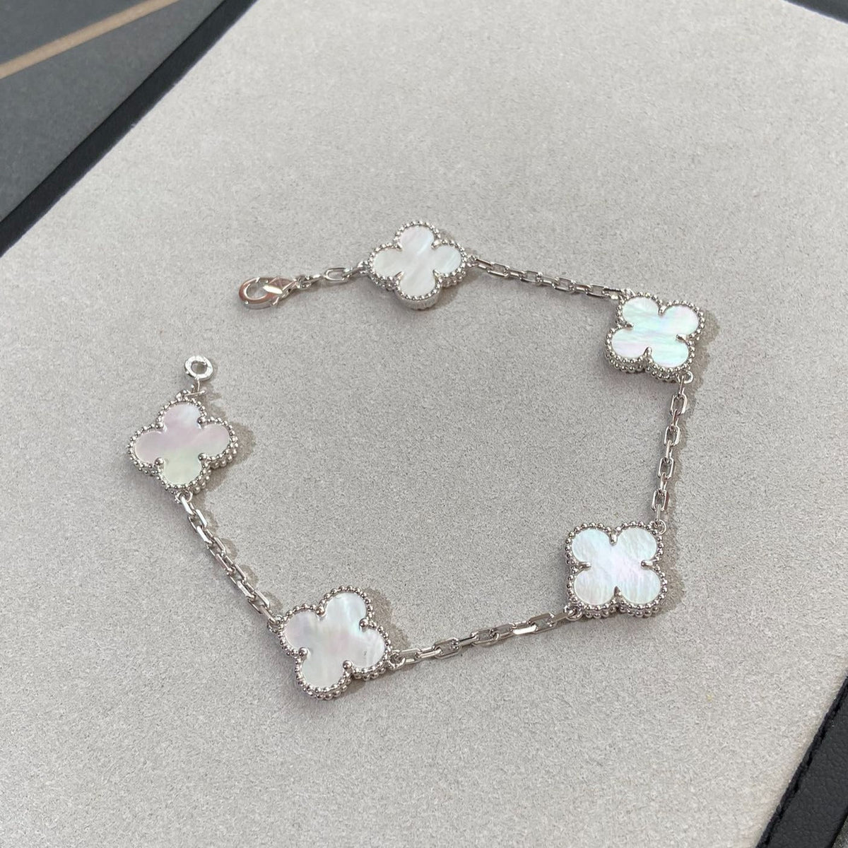 [Sophire Jewelry ]CLOVER WHITE PEARL MOP 5 MOTIF BRACELET COLLECTION