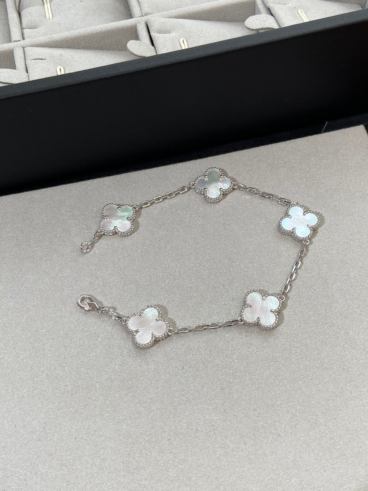[Sophire Jewelry ]CLOVER WHITE PEARL MOP 5 MOTIF BRACELET COLLECTION