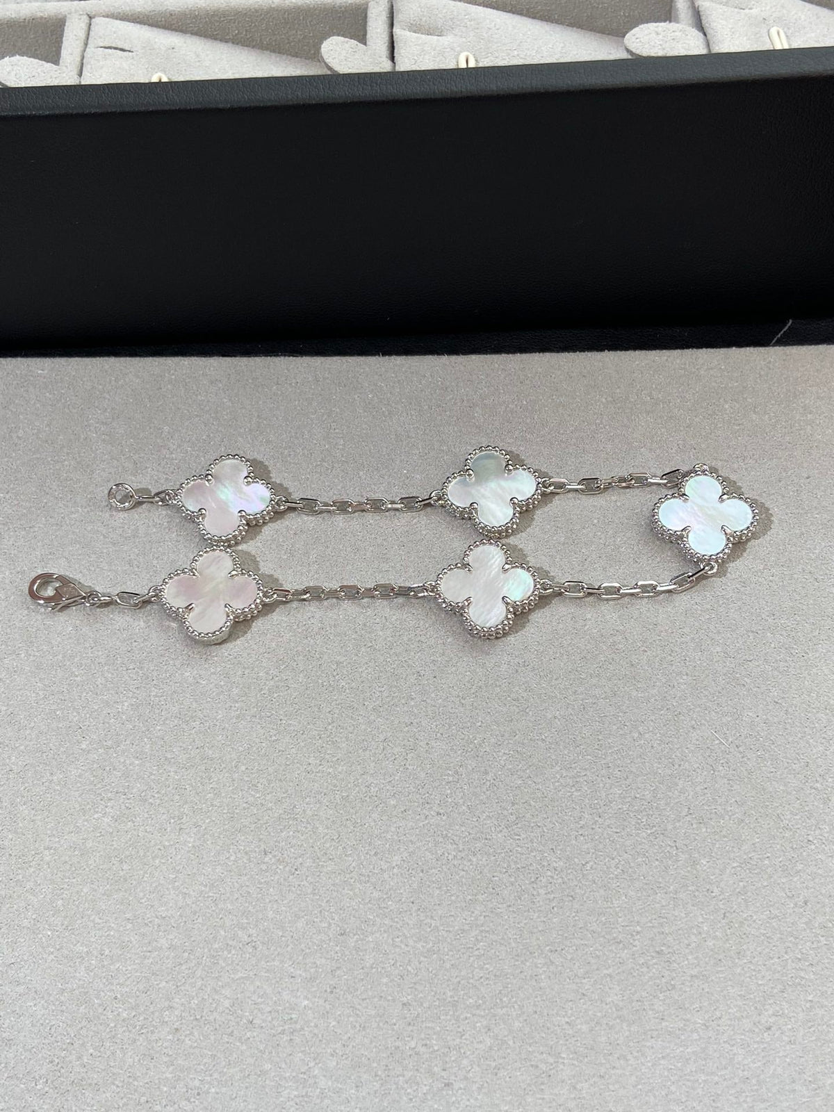 [Sophire Jewelry ]CLOVER WHITE PEARL MOP 5 MOTIF BRACELET COLLECTION