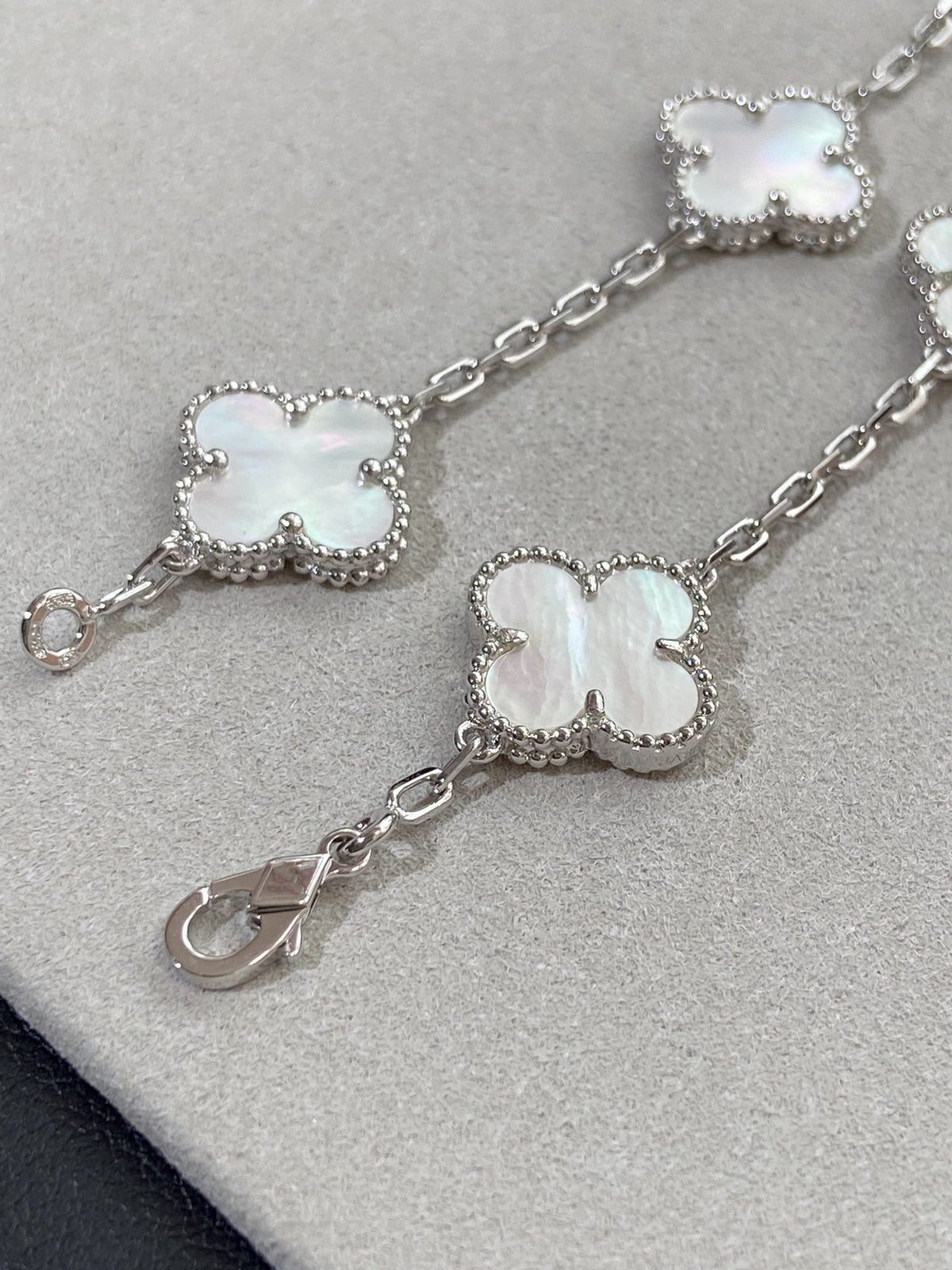 [Sophire Jewelry ]CLOVER WHITE PEARL MOP 5 MOTIF BRACELET COLLECTION