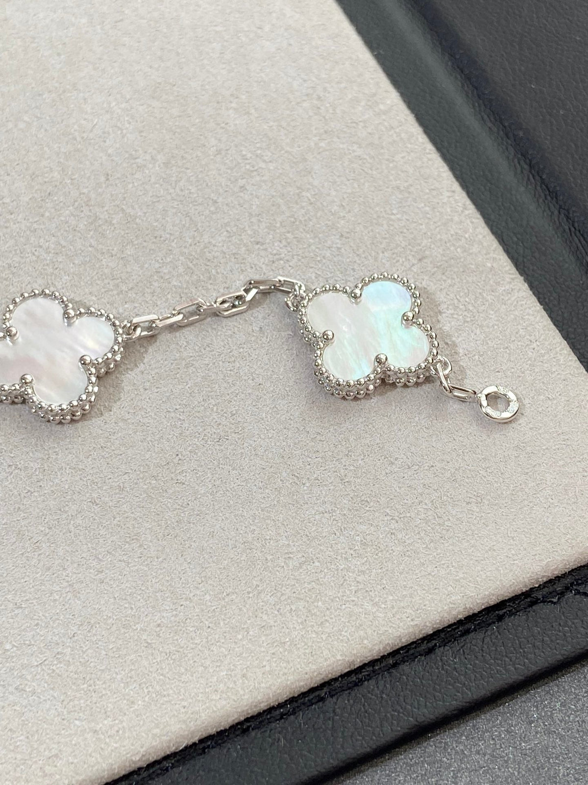[Sophire Jewelry ]CLOVER WHITE PEARL MOP 5 MOTIF BRACELET COLLECTION