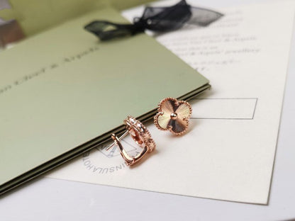[Sophire Jewelry ]CLOVER MEDIUM STUD EARRINGS