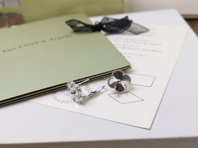 [Sophire Jewelry ]CLOVER MEDIUM STUD EARRINGS
