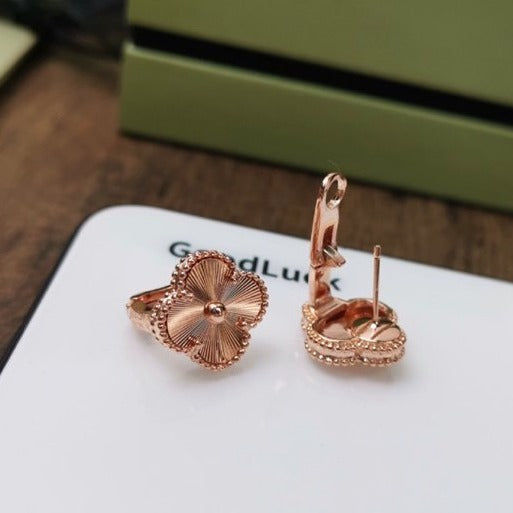 [Sophire Jewelry ]CLOVER MEDIUM STUD EARRINGS