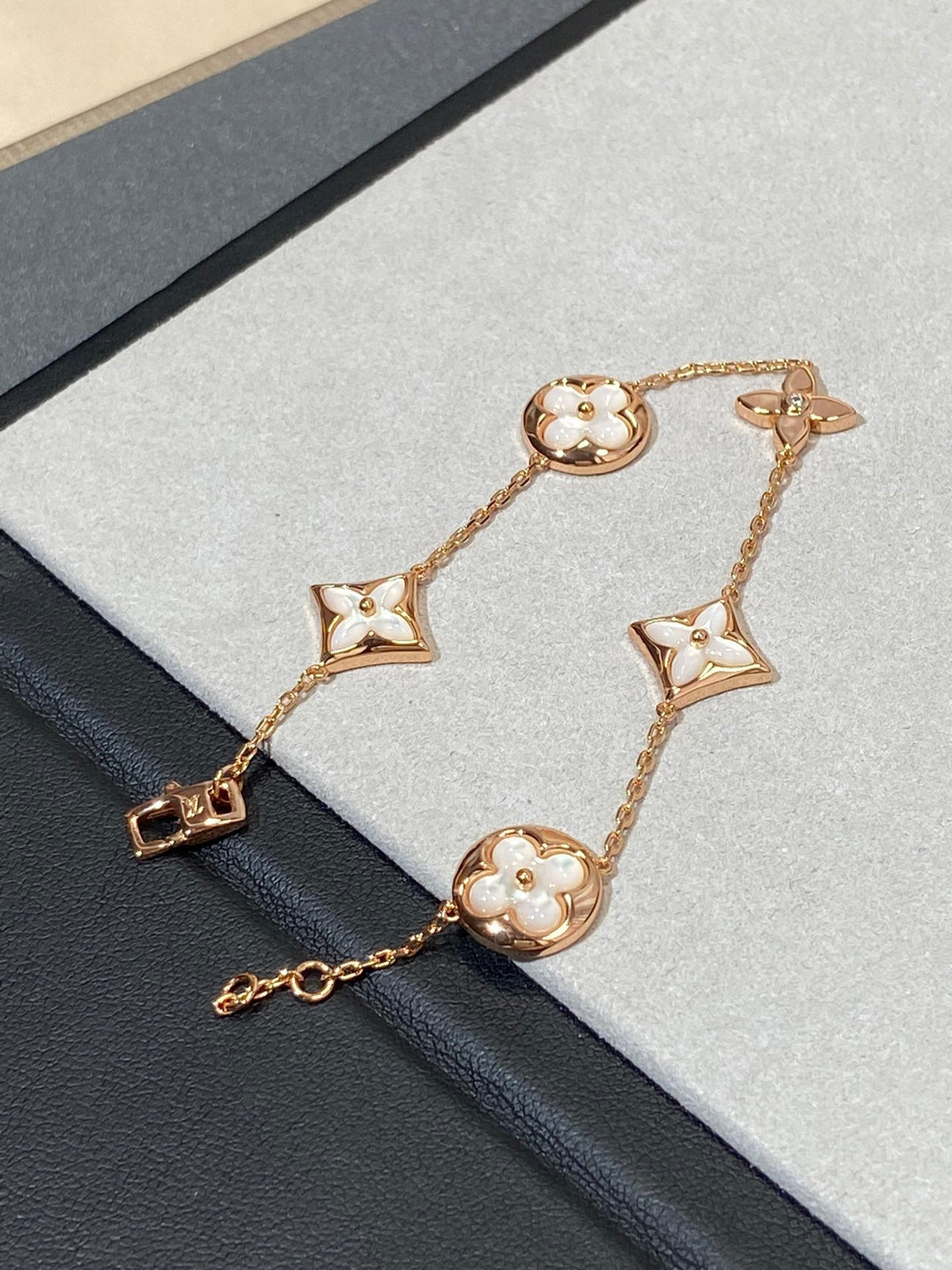 [Sophire Jewelry ]STAR AND SUN 5 MOTIF MOP PINK GOLD BRACELET