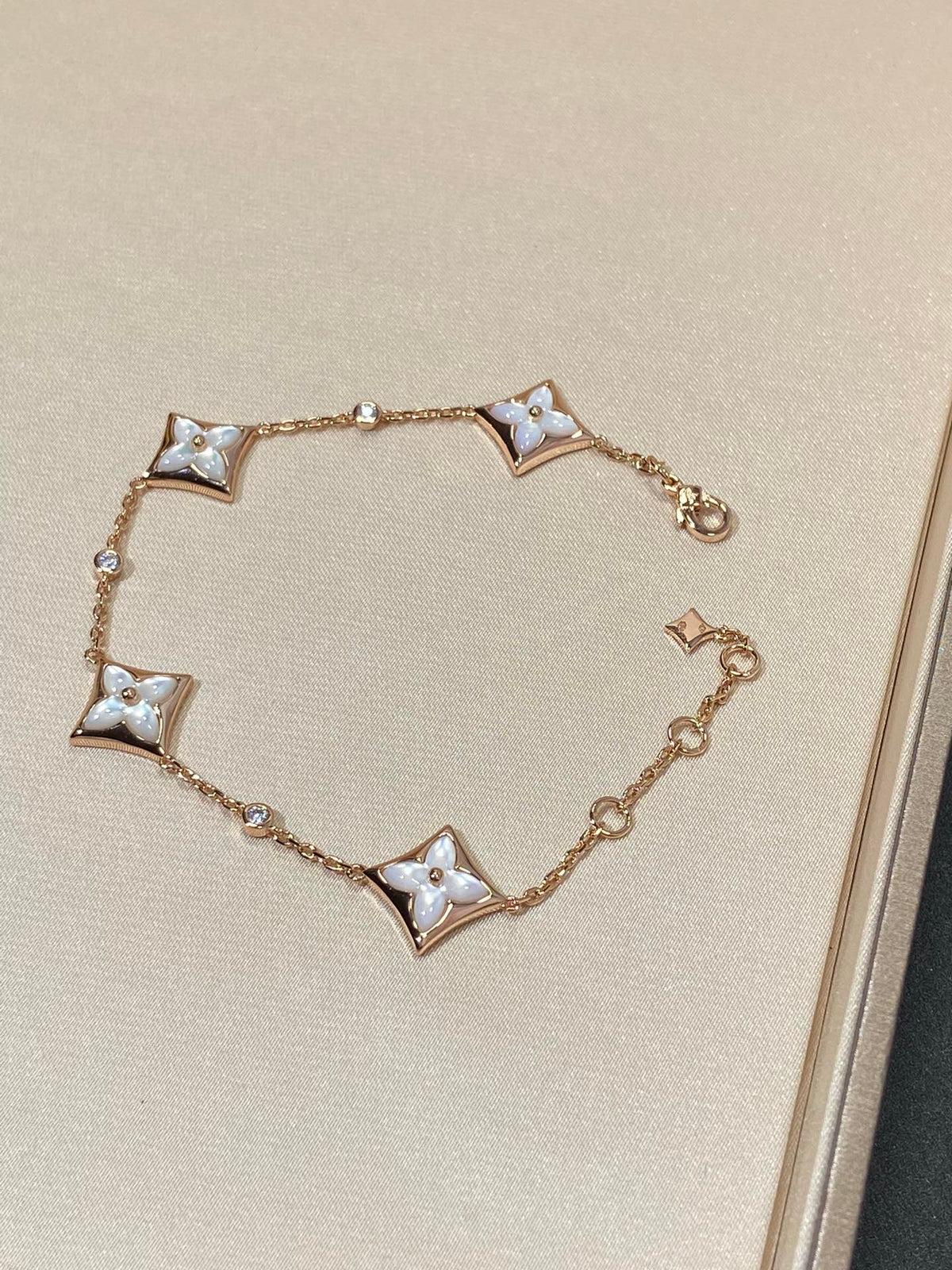 [Sophire Jewelry ]STAR 4 MOTIF MOP DIAMOND PINK GOLD BRACELET