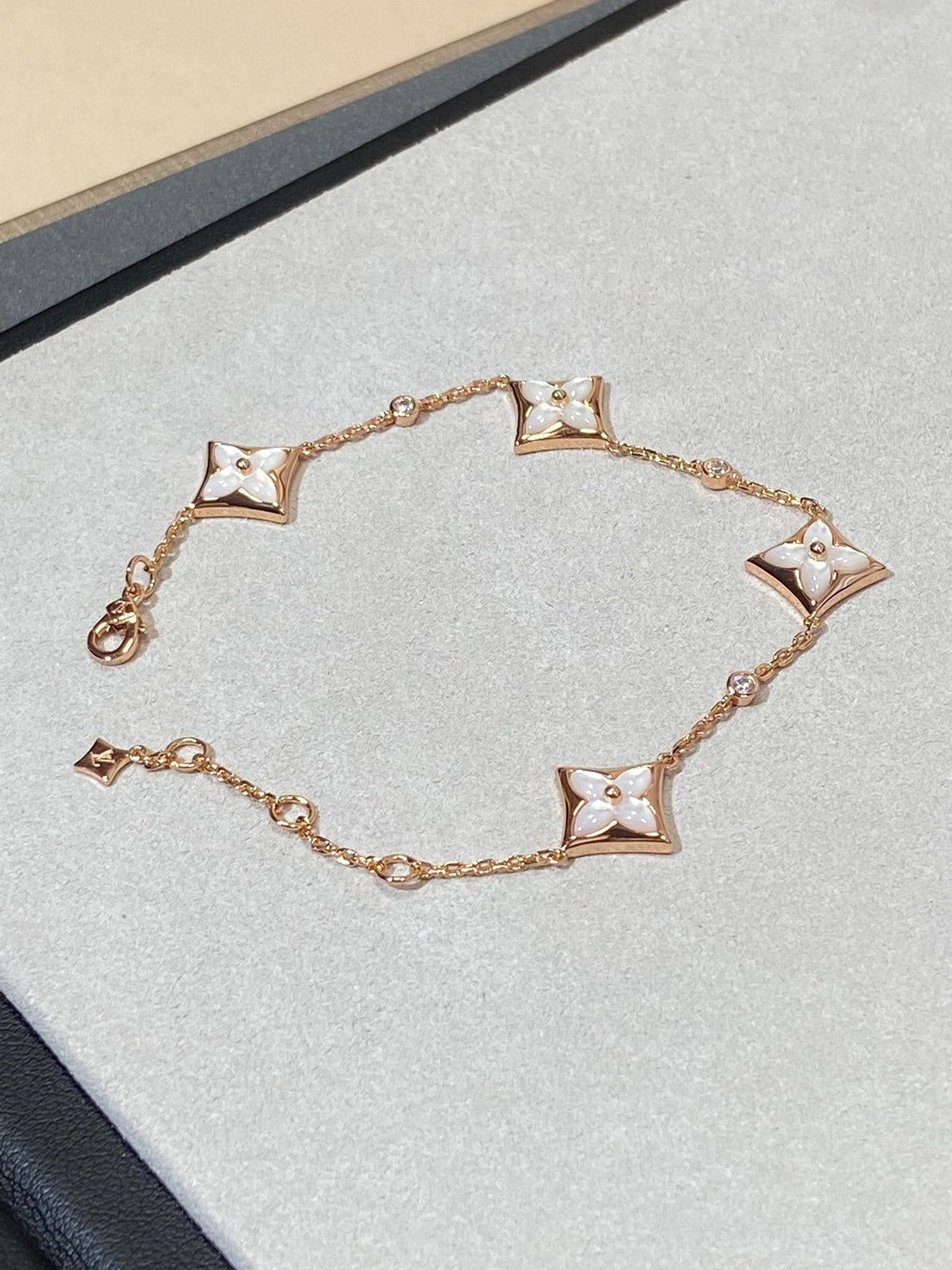 [Sophire Jewelry ]STAR 4 MOTIF MOP DIAMOND PINK GOLD BRACELET