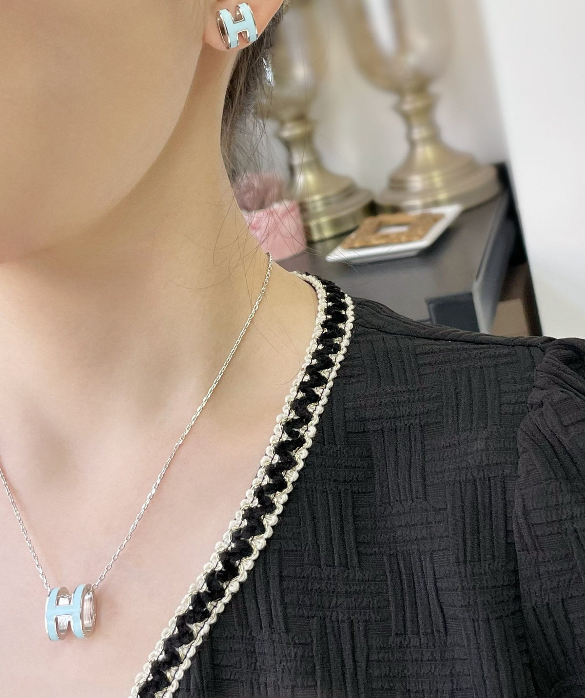 [Sophire Jewelry ]POP H SKY BLUE STUD EARRINGS