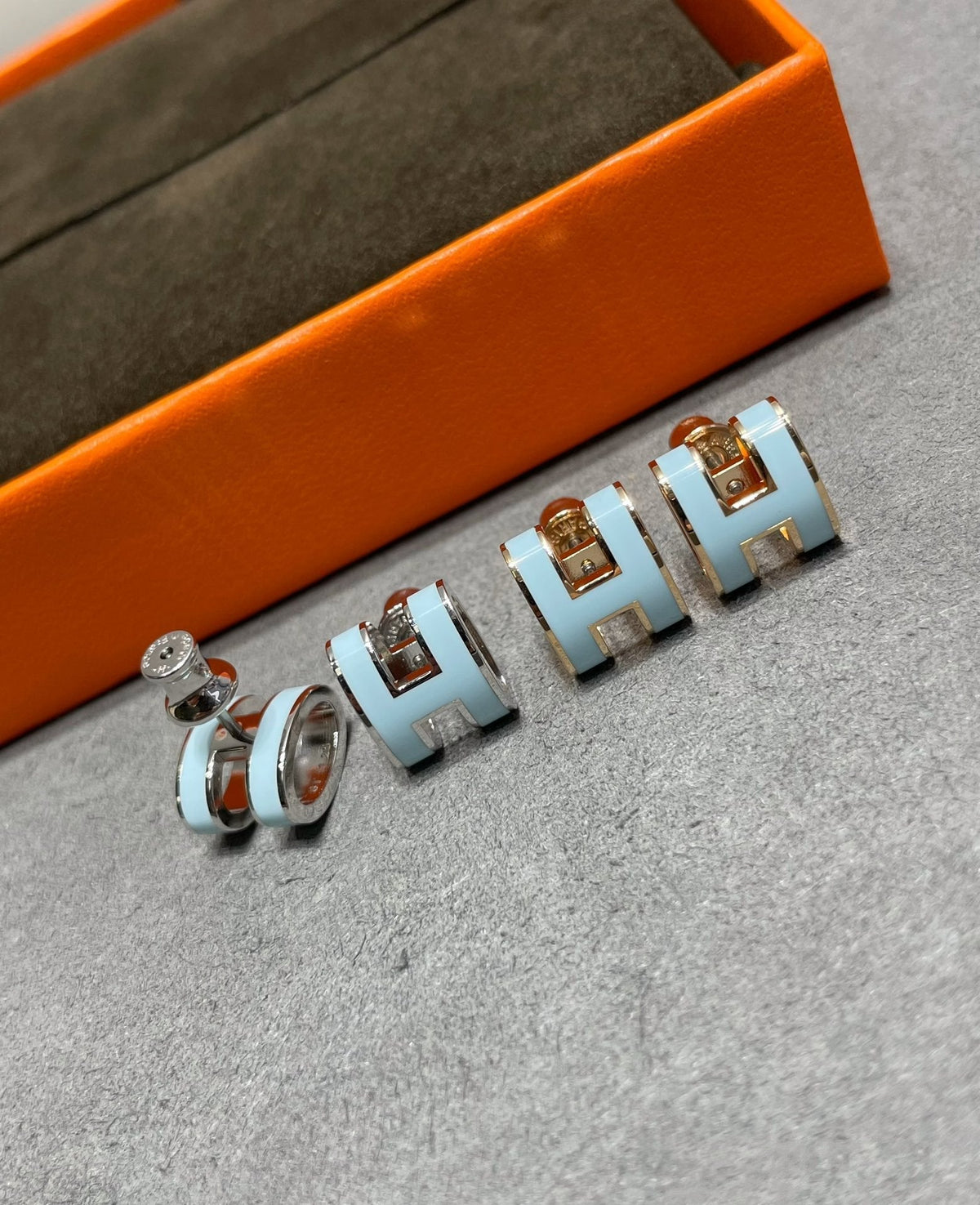 [Sophire Jewelry ]POP H SKY BLUE STUD EARRINGS