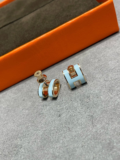[Sophire Jewelry ]POP H SKY BLUE STUD EARRINGS