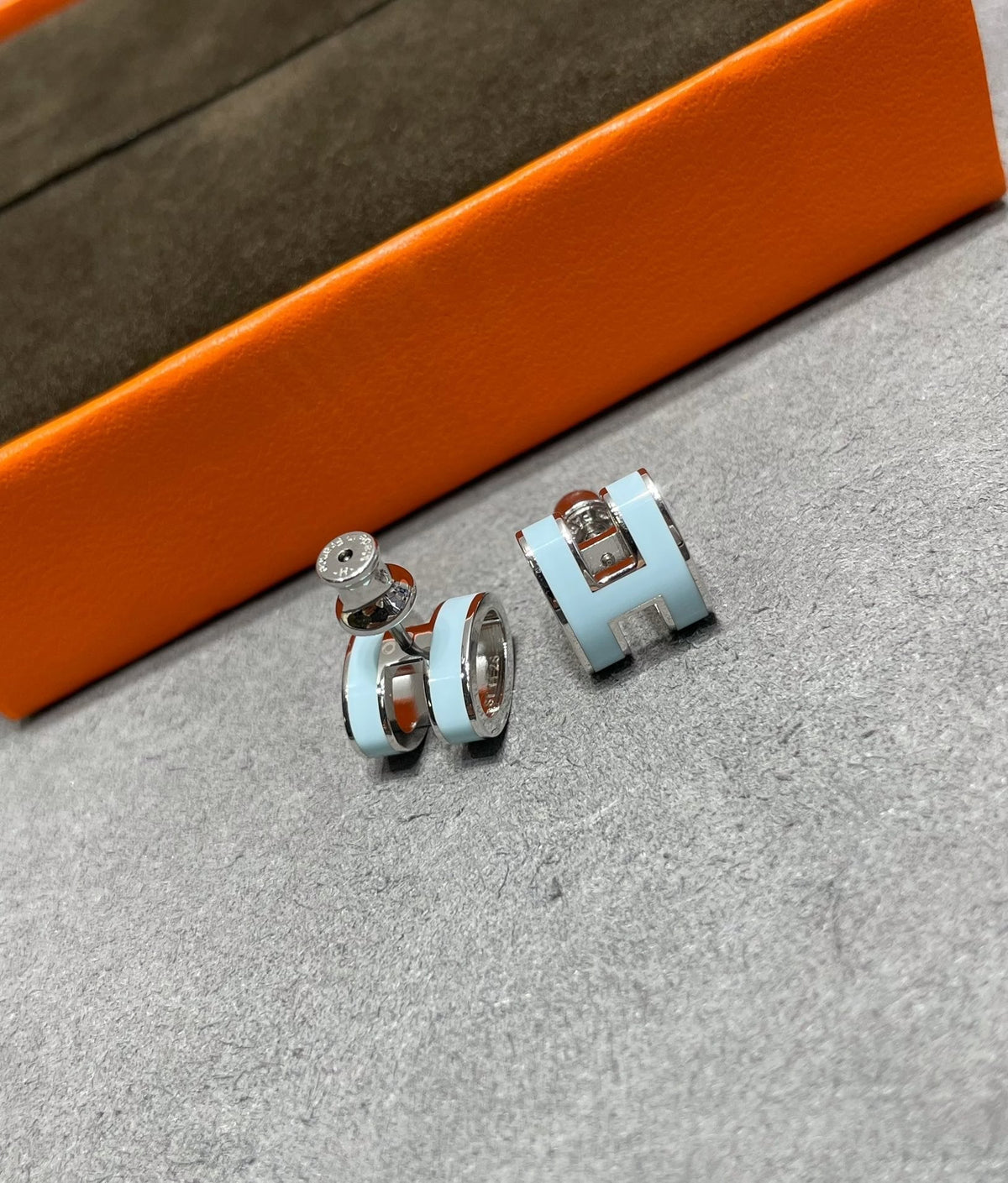 [Sophire Jewelry ]POP H SKY BLUE STUD EARRINGS